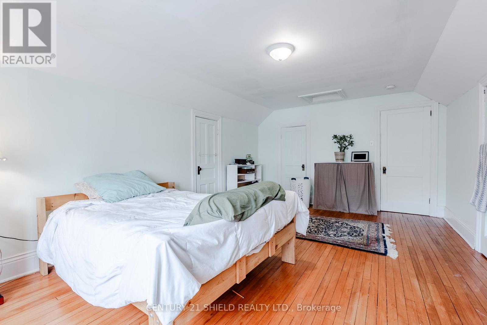 Photo 21 of 114 Gloucester Street N, Cornwall ON