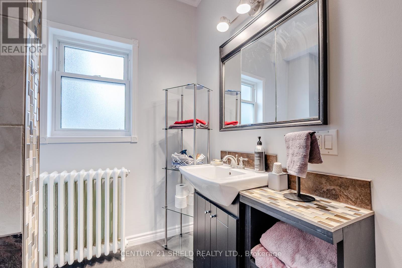 Photo 32 of 114 Gloucester Street N, Cornwall ON