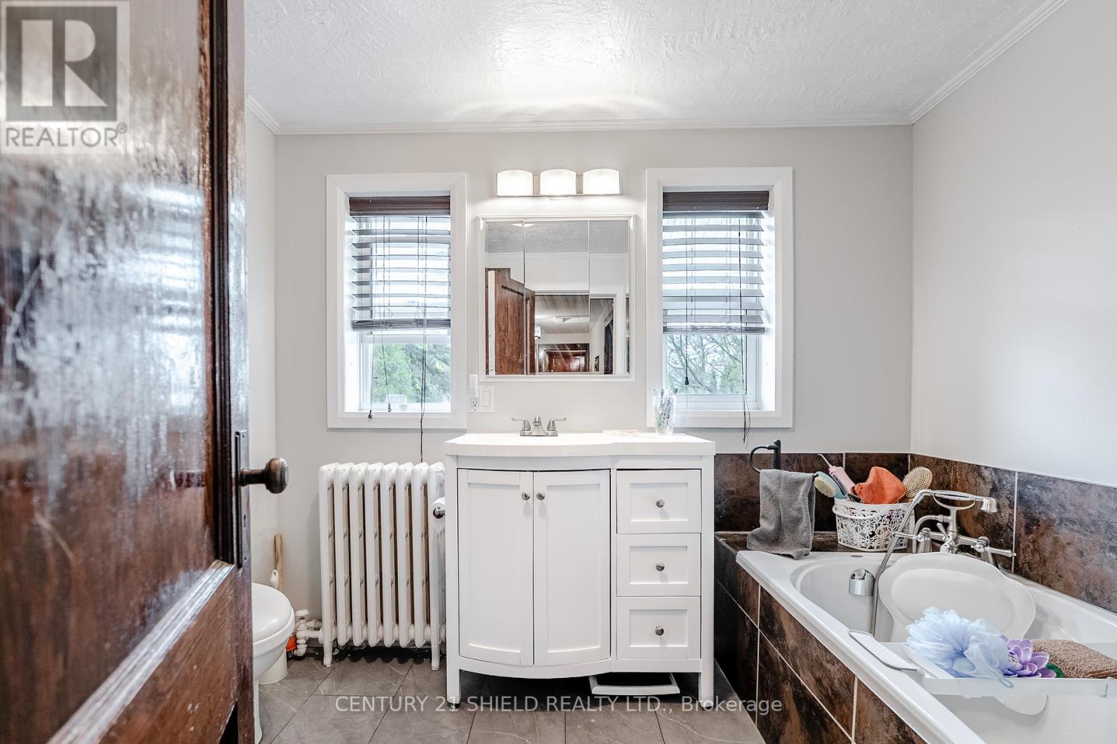 Photo 33 of 114 Gloucester Street N, Cornwall ON