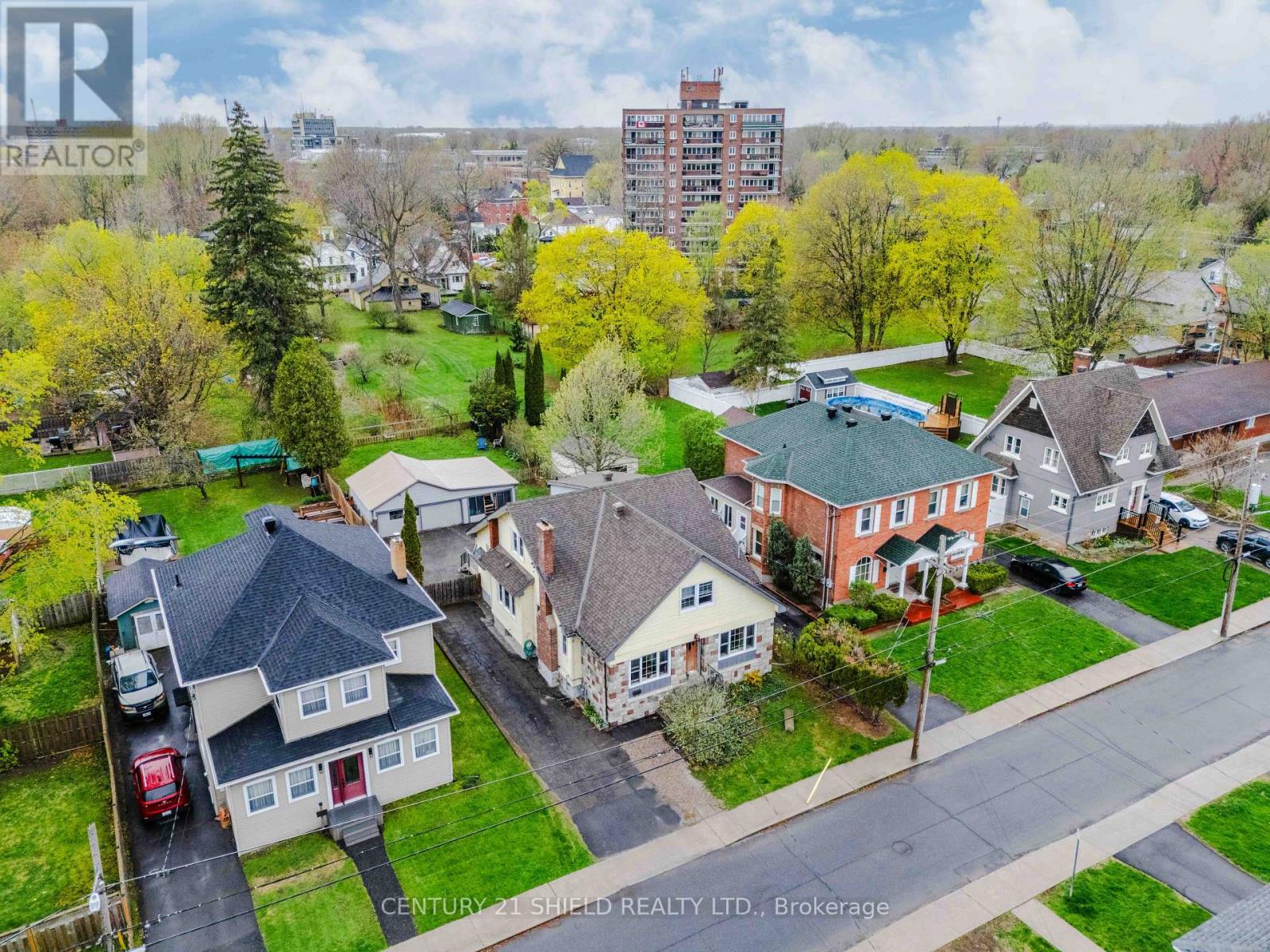 Photo 41 of 114 Gloucester Street N, Cornwall ON