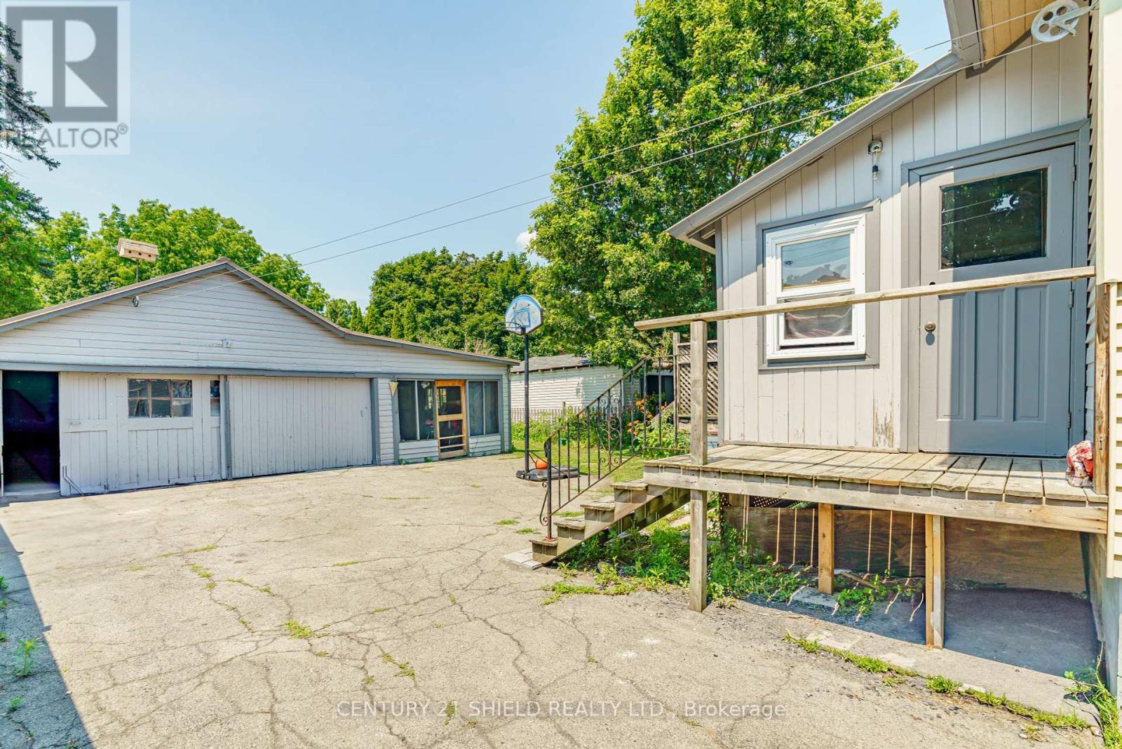 Photo 42 of 114 Gloucester Street N, Cornwall ON