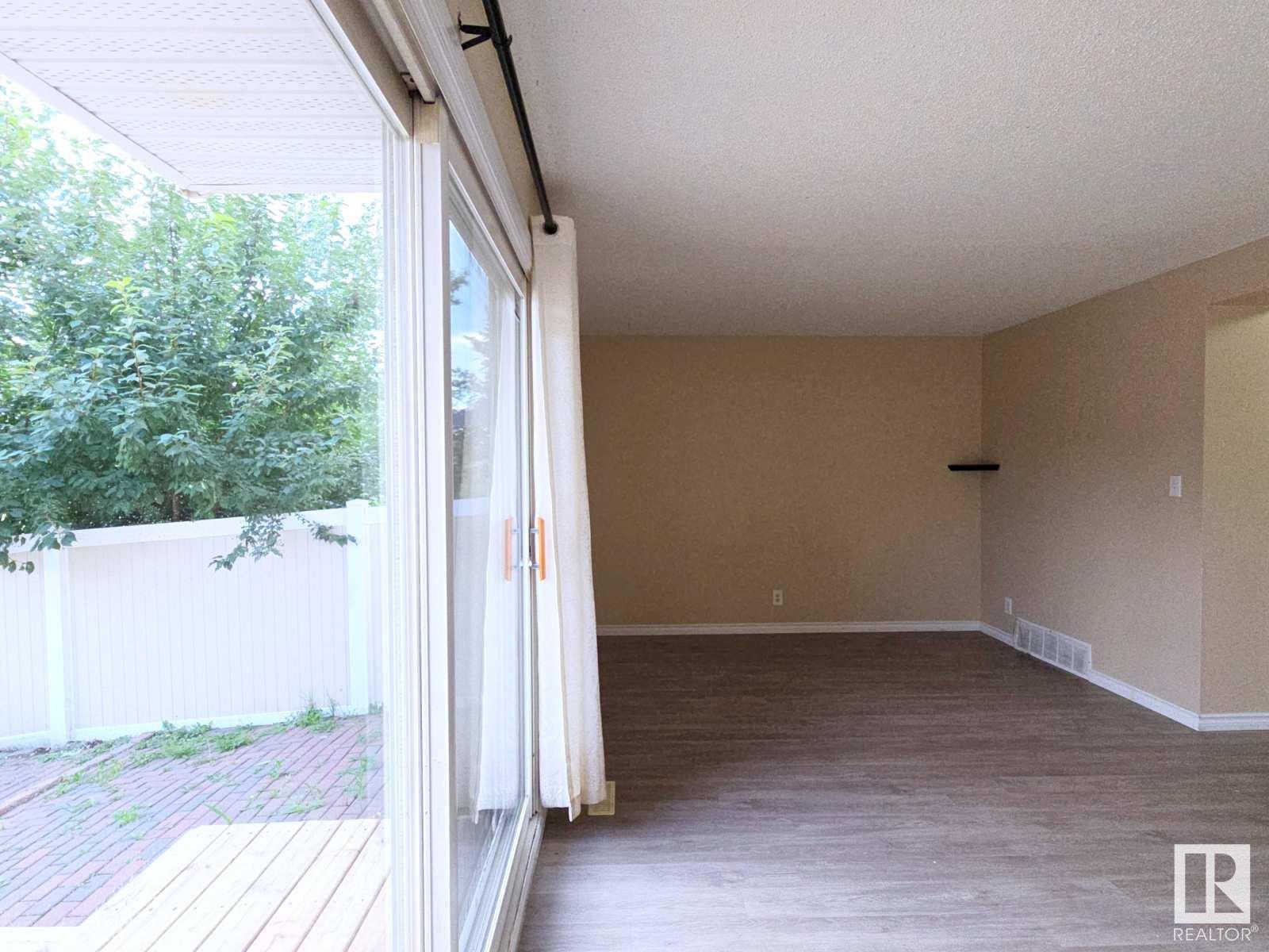 Photo 5 of 14458 56 St Nw, Edmonton AB
