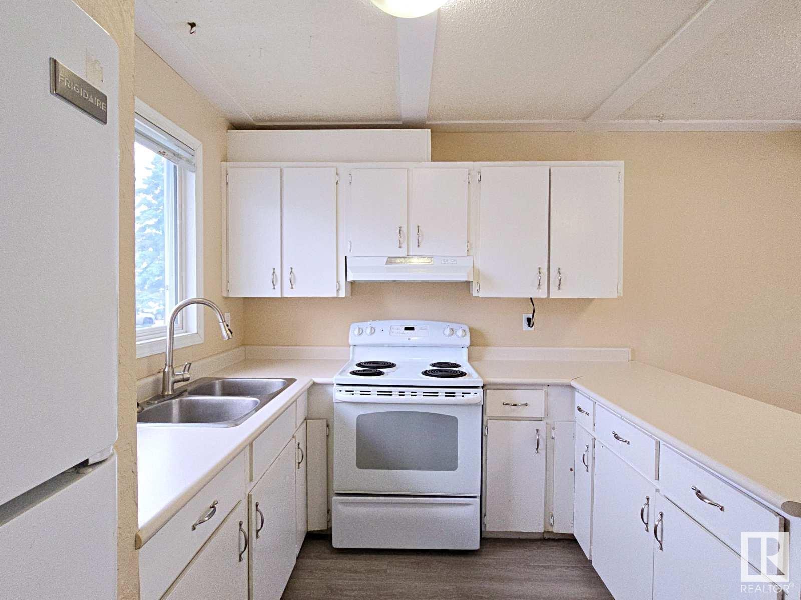 Photo 8 of 14458 56 St Nw, Edmonton AB