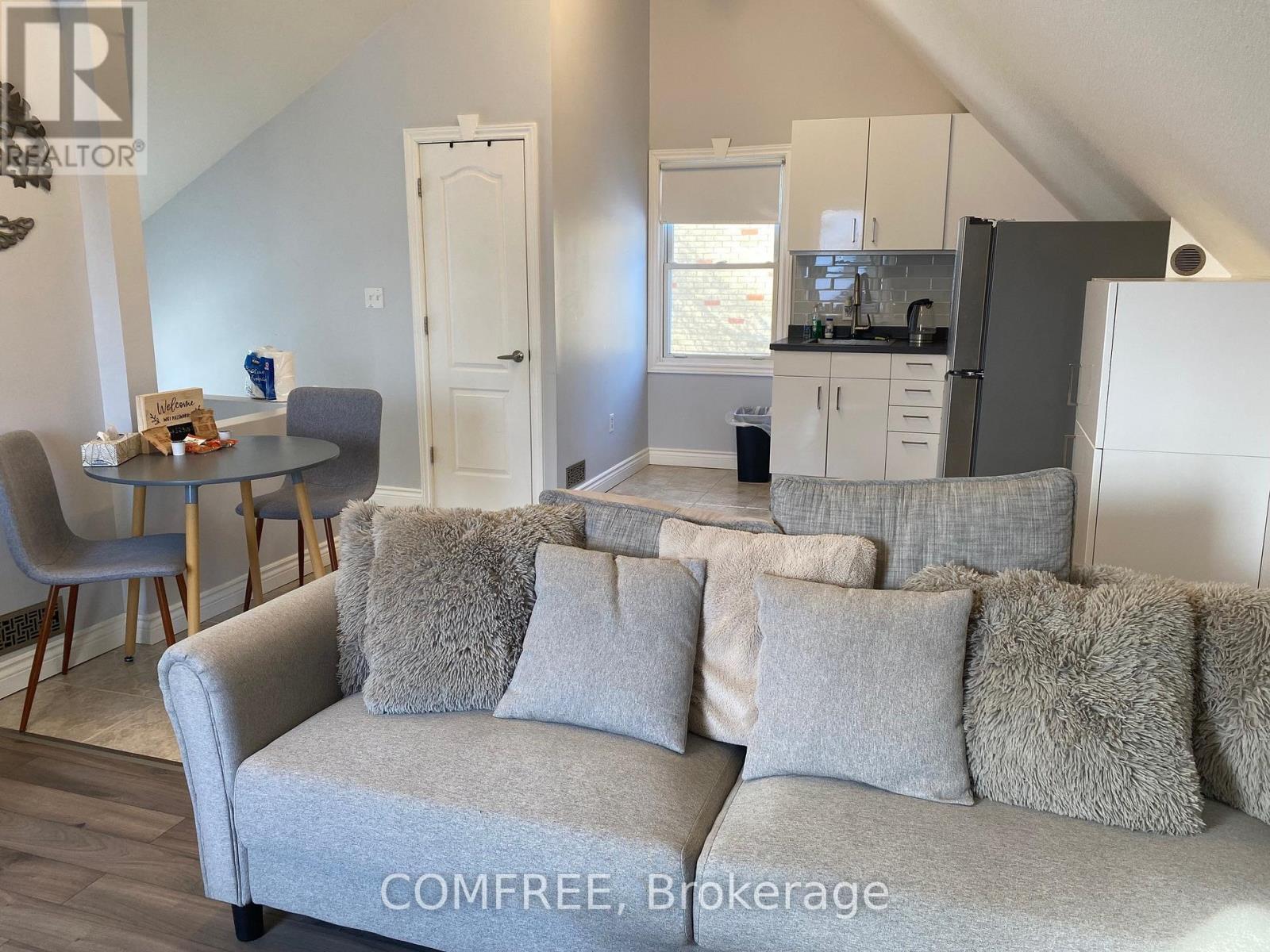 190 RATHOWEN STREET - 19