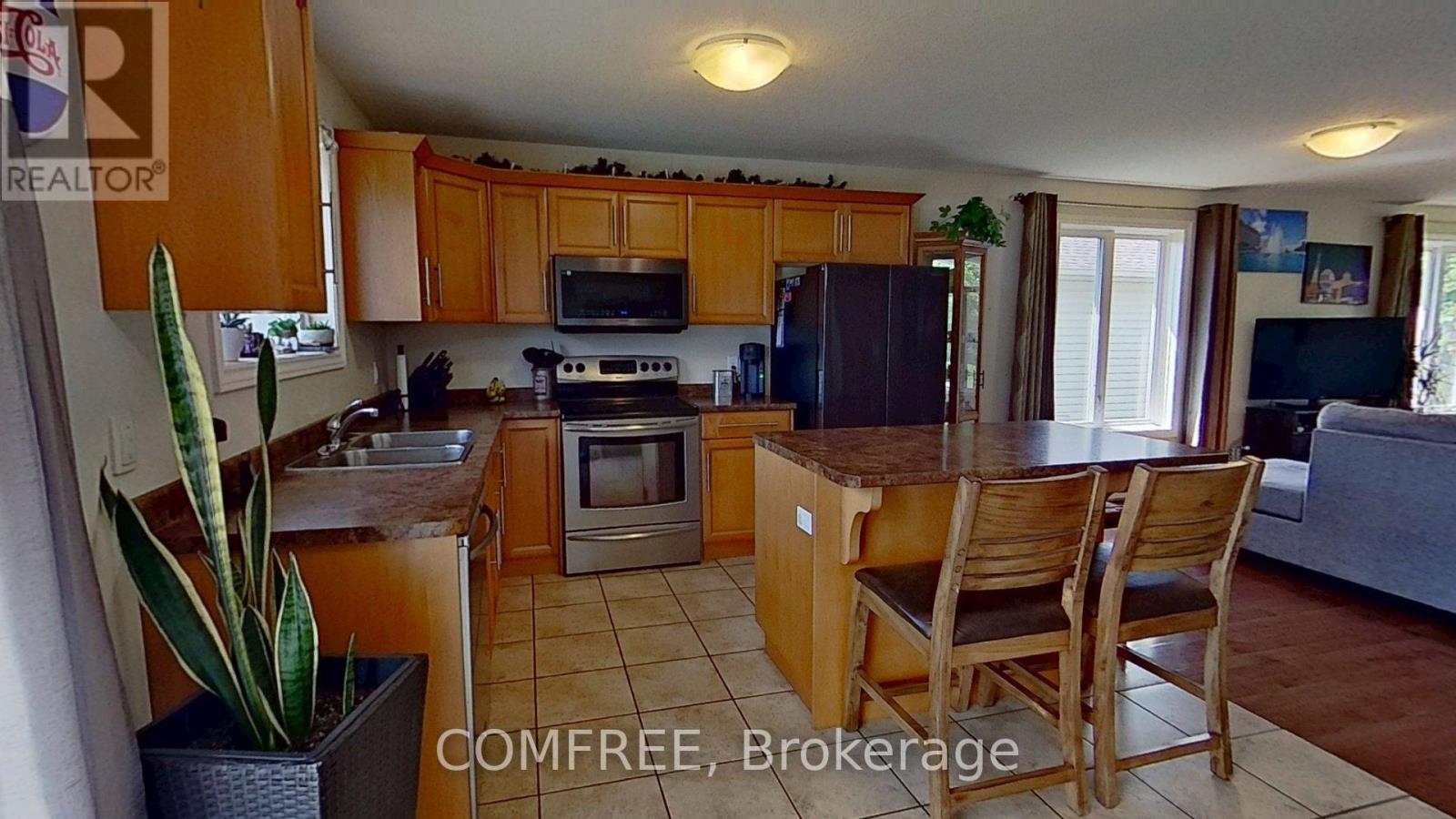 Photo 12 of 4012 Edward Street, Petrolia ON