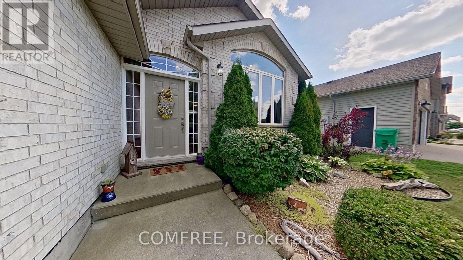 Photo 3 of 4012 Edward Street, Petrolia ON