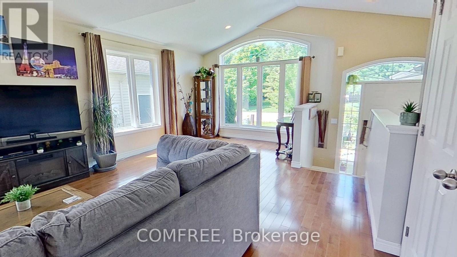 Photo 4 of 4012 Edward Street, Petrolia ON