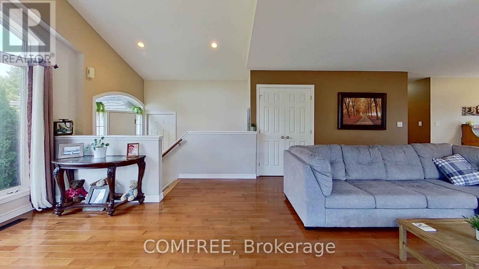 Photo 5 of 4012 Edward Street, Petrolia ON