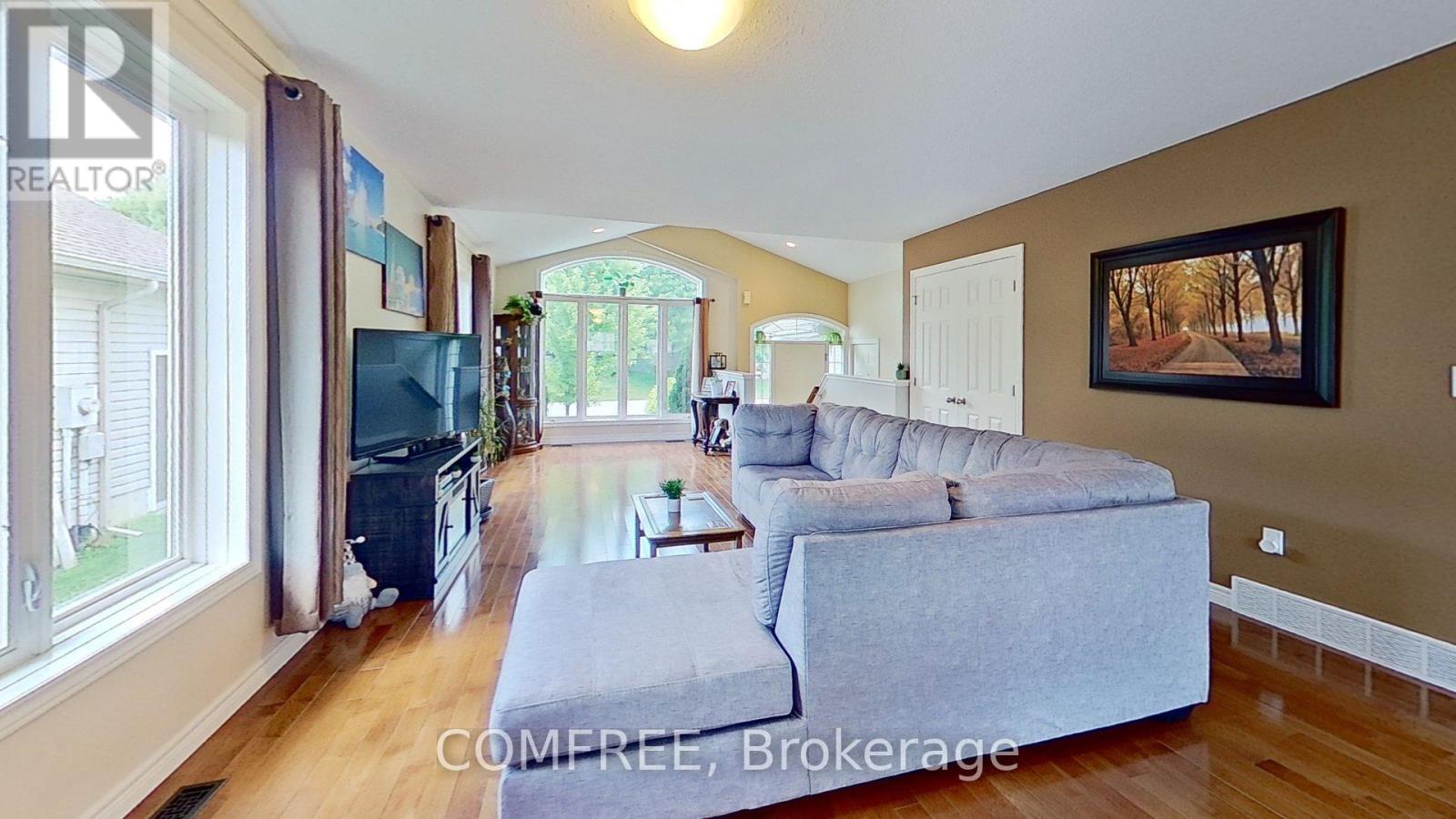Photo 7 of 4012 Edward Street, Petrolia ON