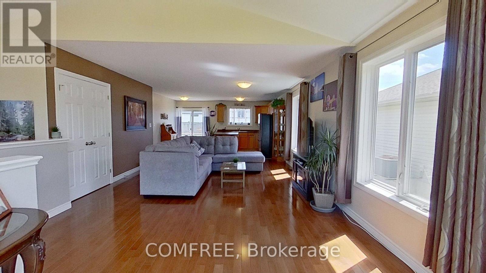 Photo 8 of 4012 Edward Street, Petrolia ON