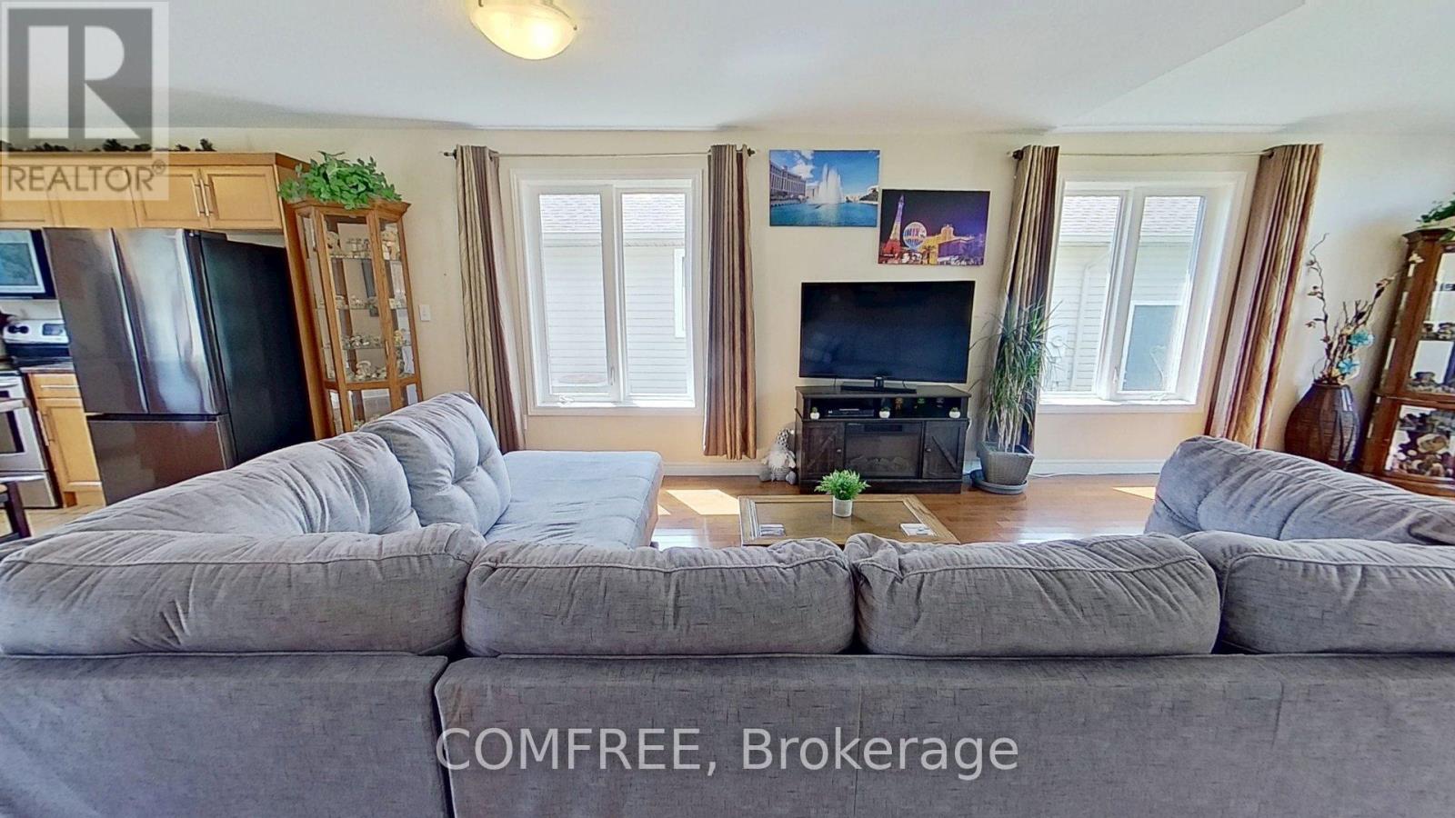 Photo 9 of 4012 Edward Street, Petrolia ON