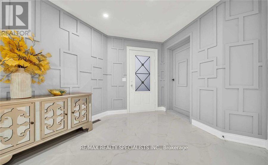 Photo 5 of 70 Pleasant Valley Place, Brampton ON