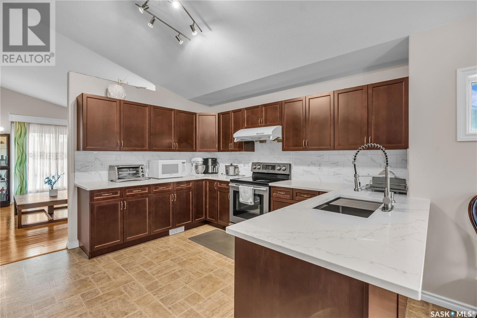 Photo 9 of 250 Robertson Cove, Saskatoon SK