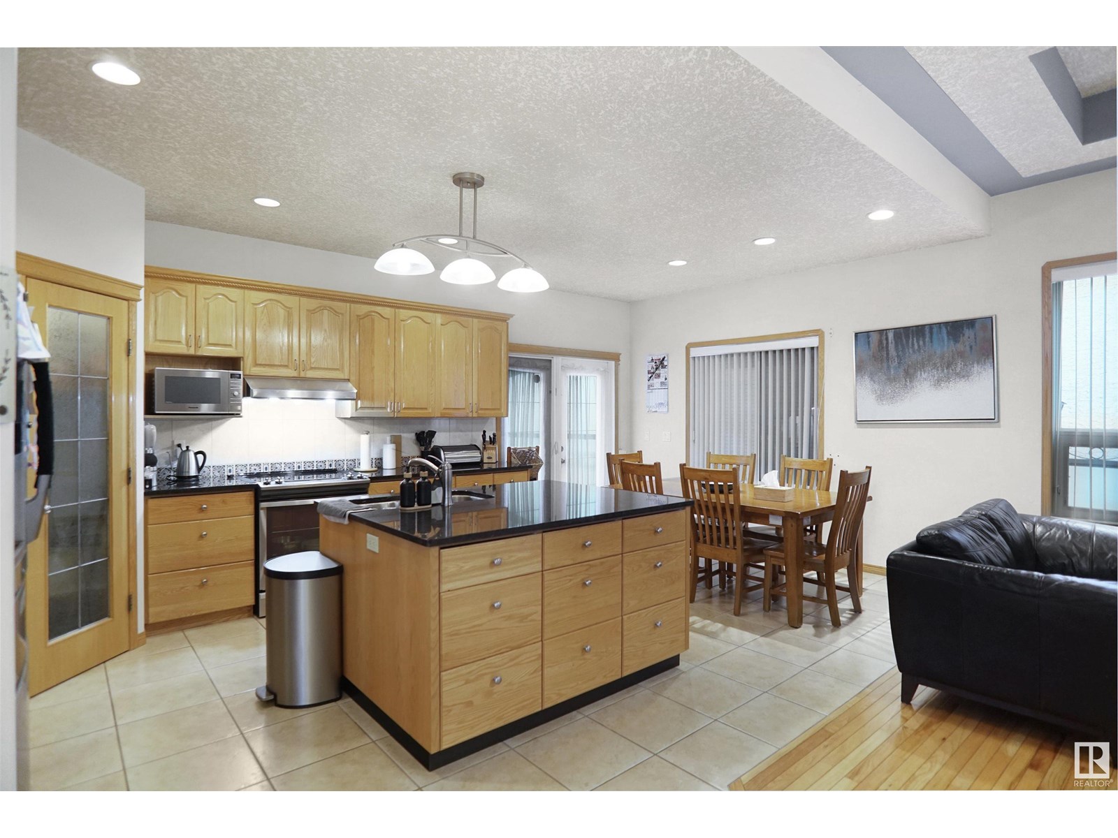 Photo 11 of 16206 70 St Nw, Edmonton AB