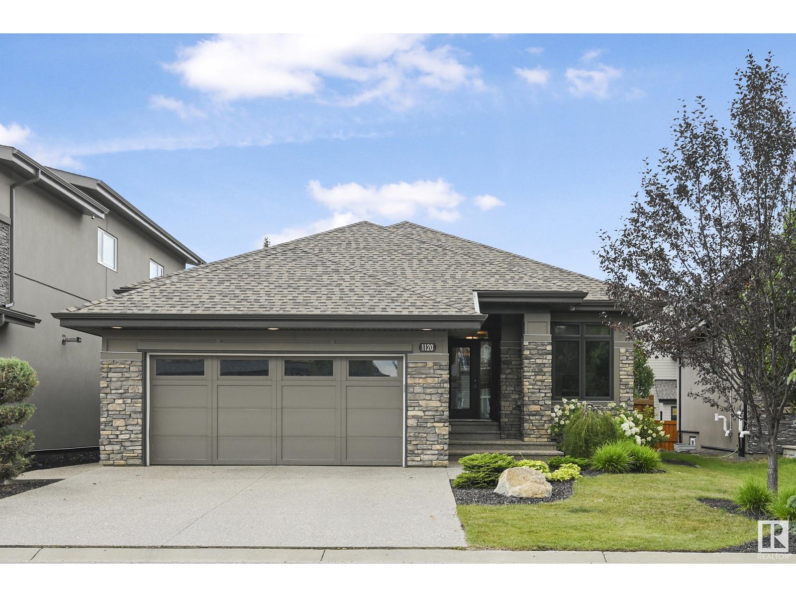 Photo 14 of 1120 Hainstock Green Gr Sw, Edmonton AB