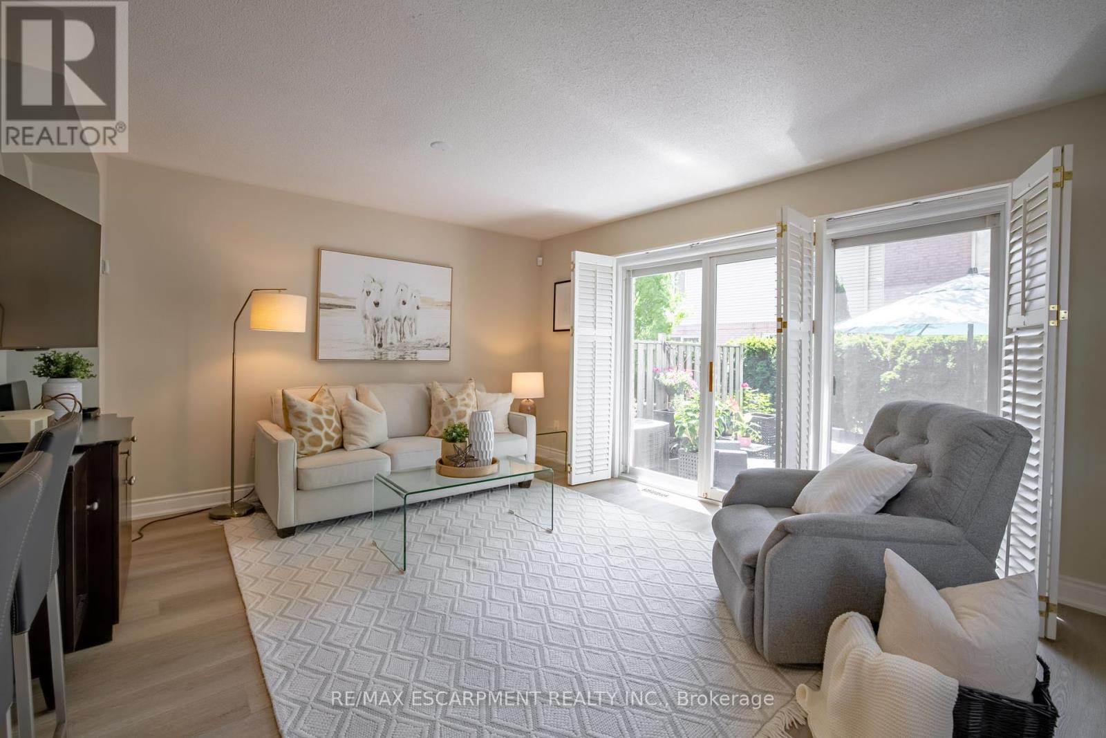 Photo 10 of 11 1050 Grand Boulevard, Oakville ON