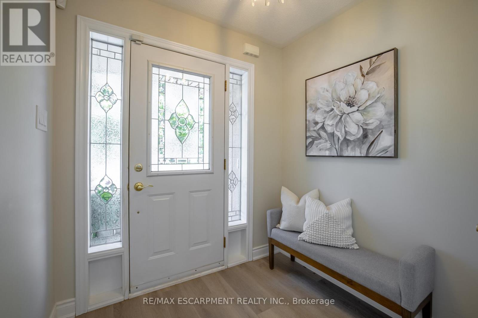 Photo 3 of 11 1050 Grand Boulevard, Oakville ON