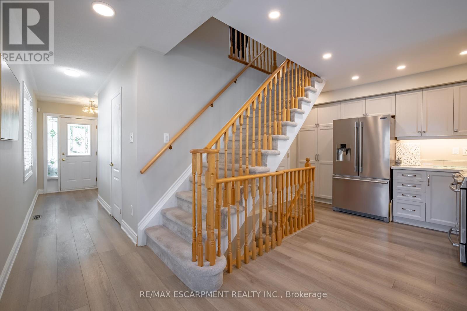 Photo 4 of 11 1050 Grand Boulevard, Oakville ON