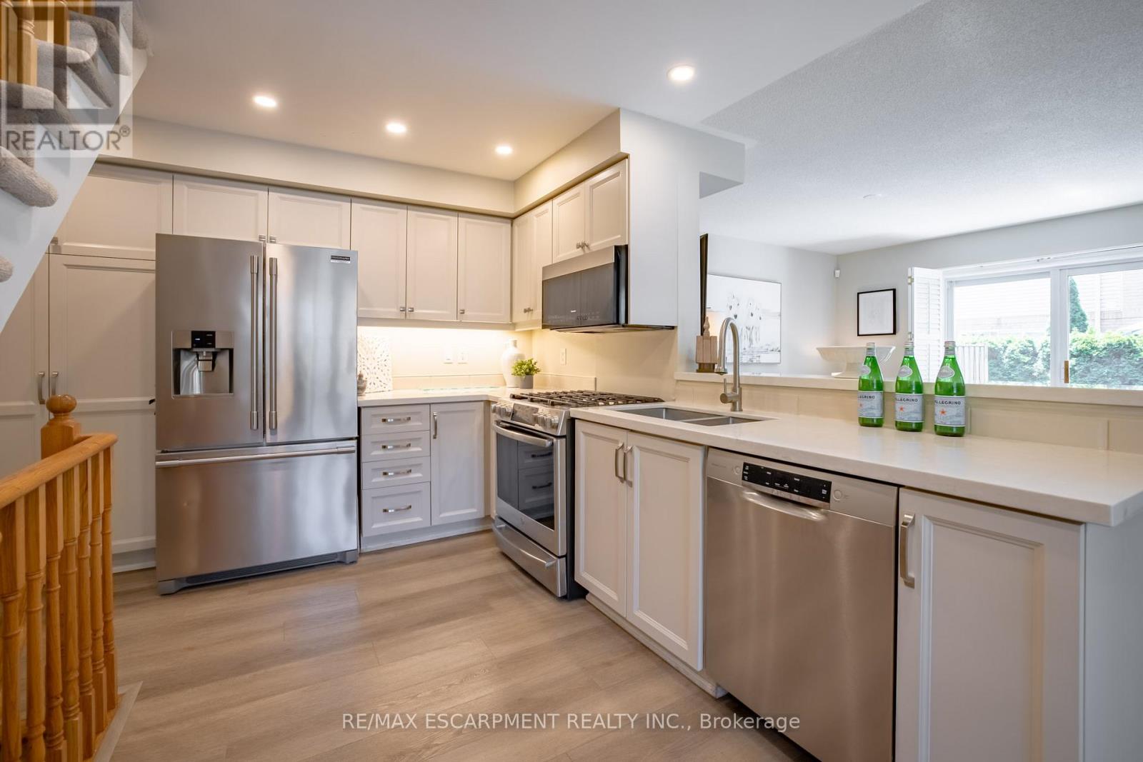 Photo 6 of 11 1050 Grand Boulevard, Oakville ON