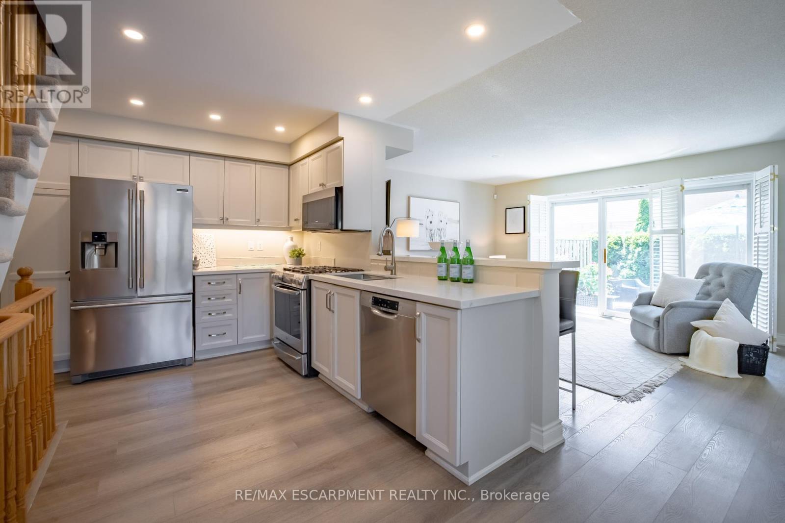 Photo 7 of 11 1050 Grand Boulevard, Oakville ON