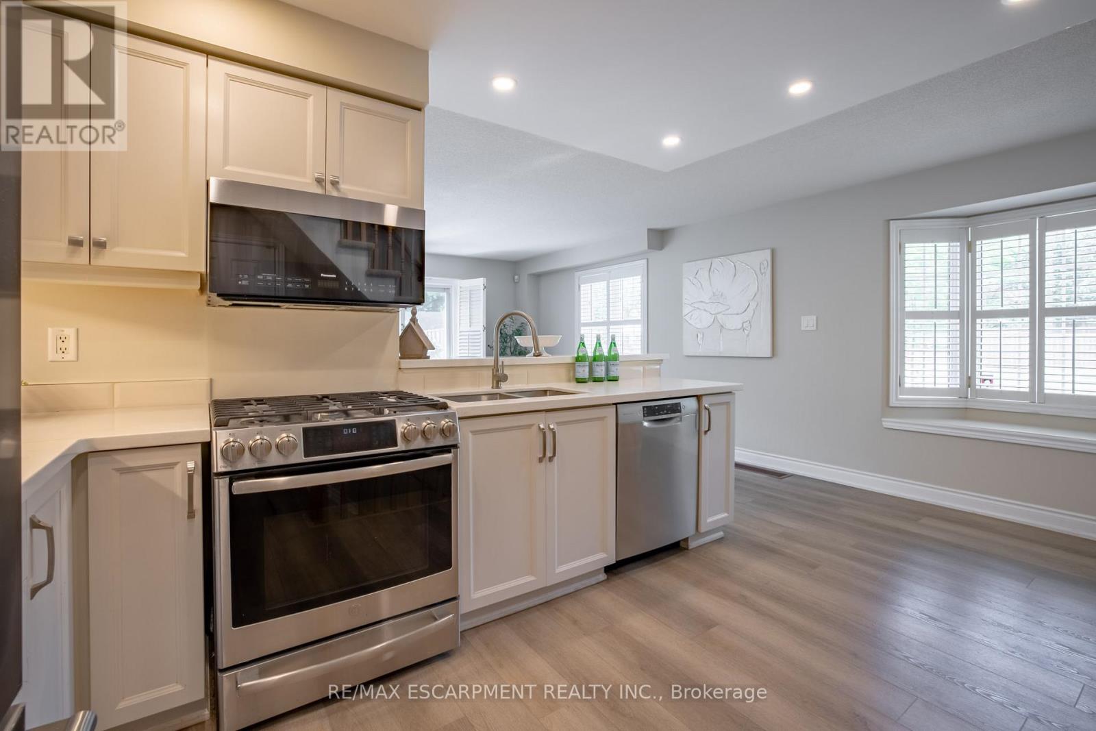 Photo 8 of 11 1050 Grand Boulevard, Oakville ON