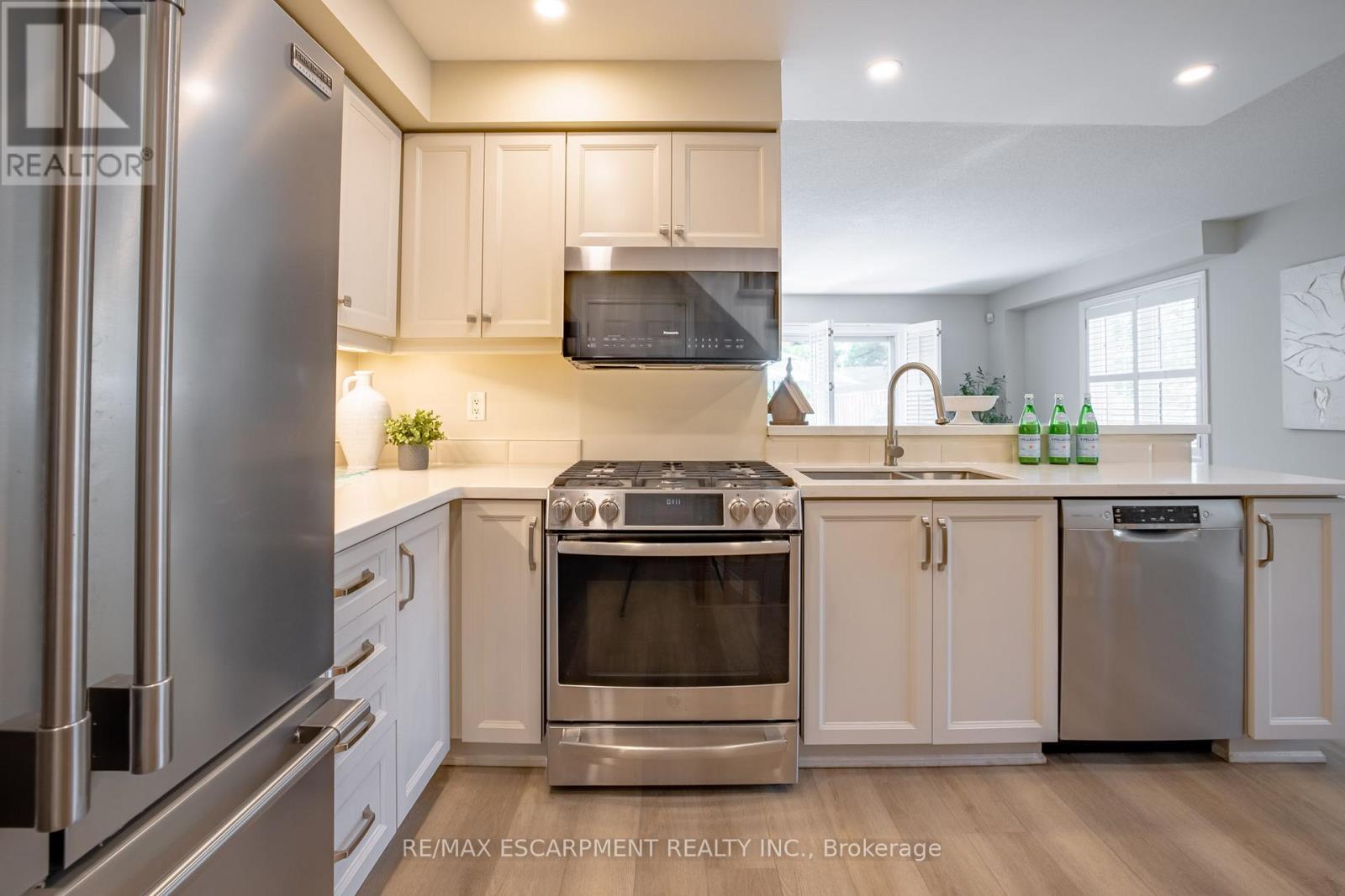 Photo 9 of 11 1050 Grand Boulevard, Oakville ON