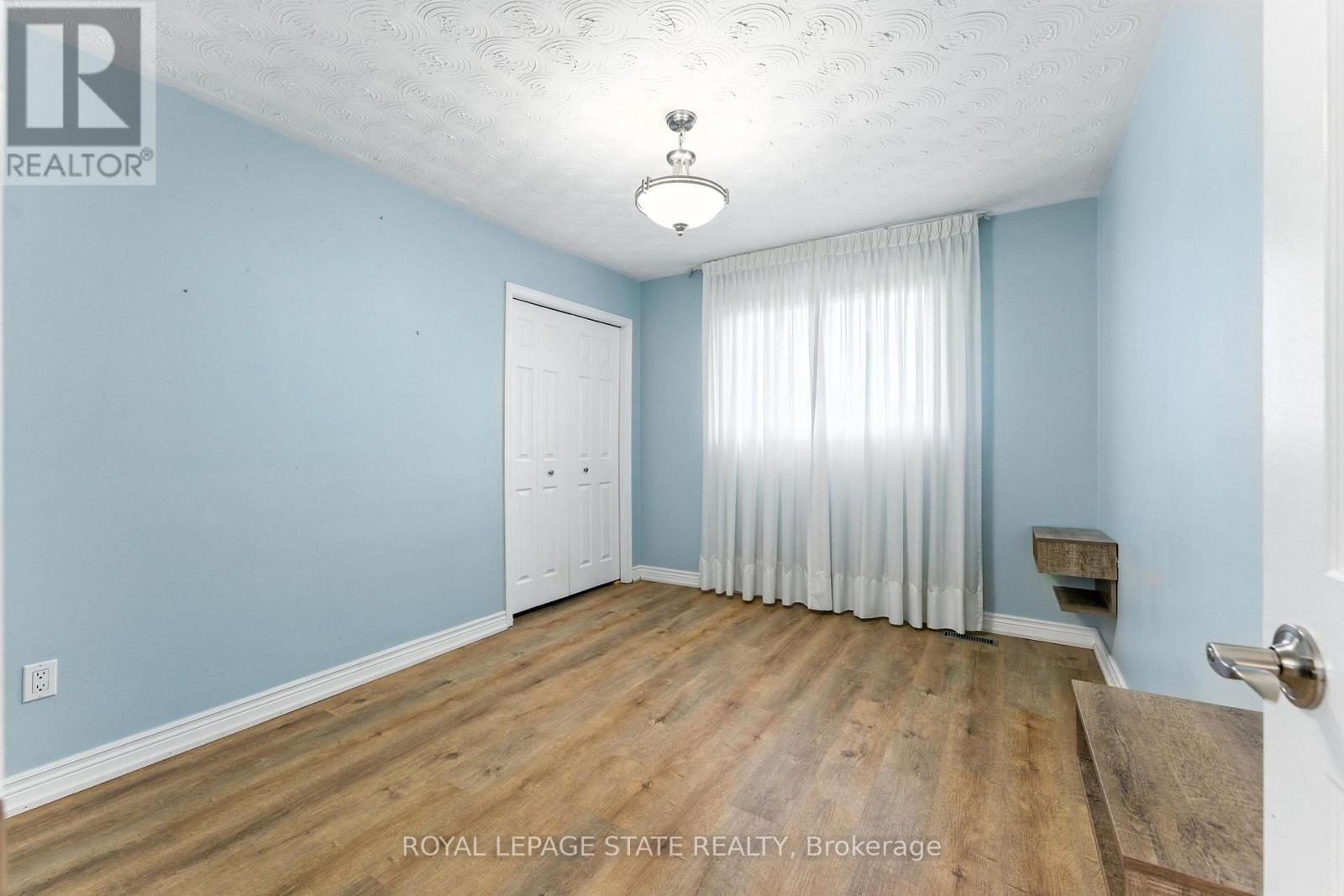 Photo 3 of 286 Lloyminn Avenue, Hamilton ON