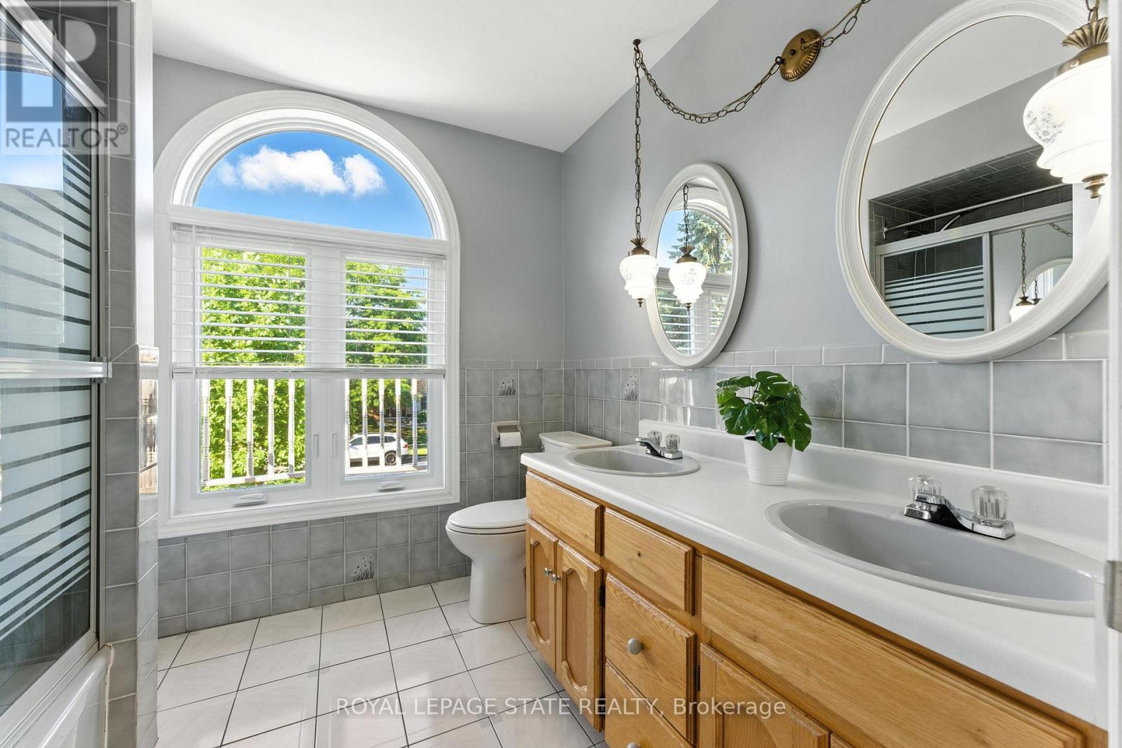 Photo 11 of 286 Lloyminn Avenue, Hamilton ON
