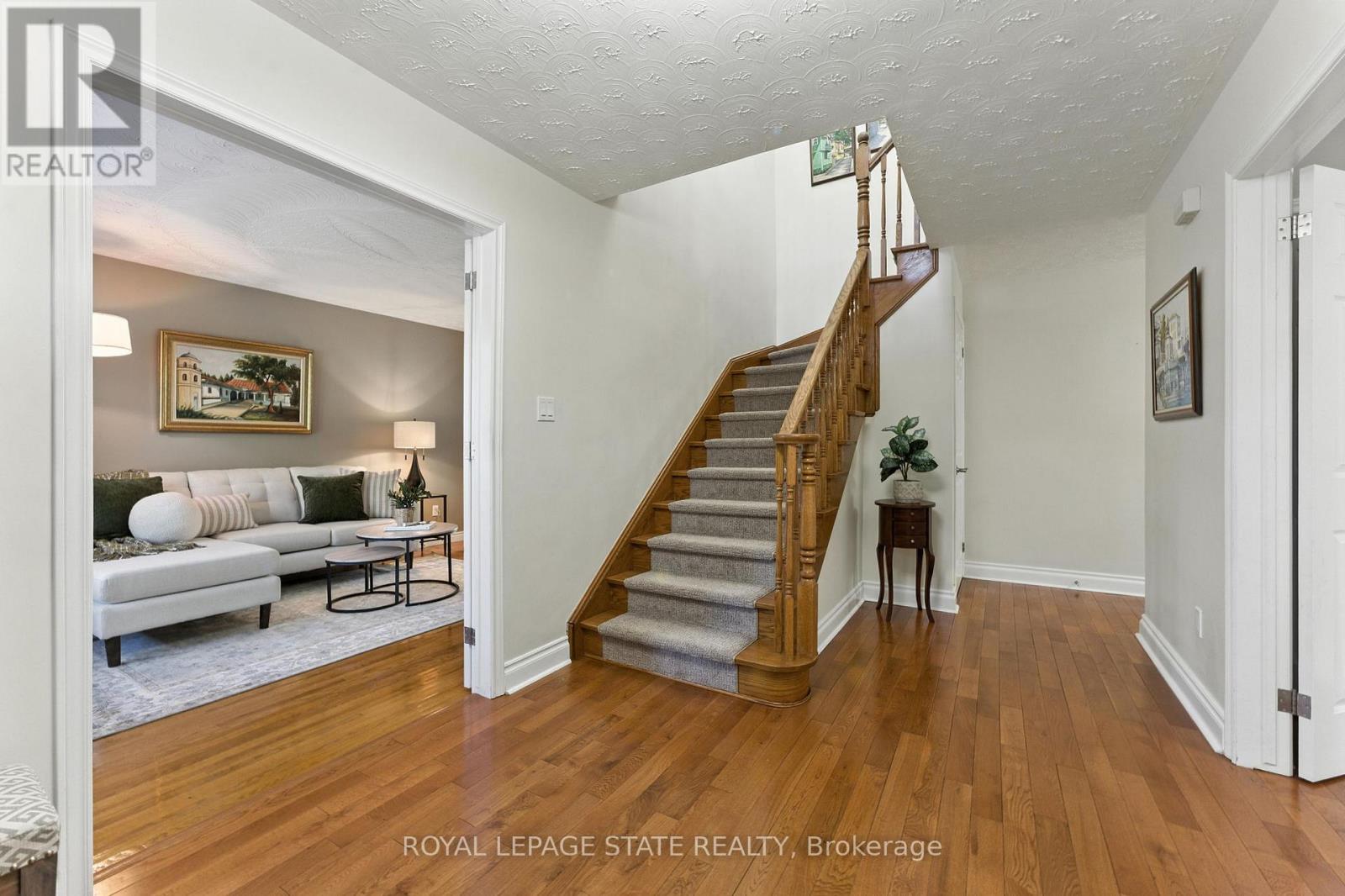 Photo 5 of 286 Lloyminn Avenue, Hamilton ON