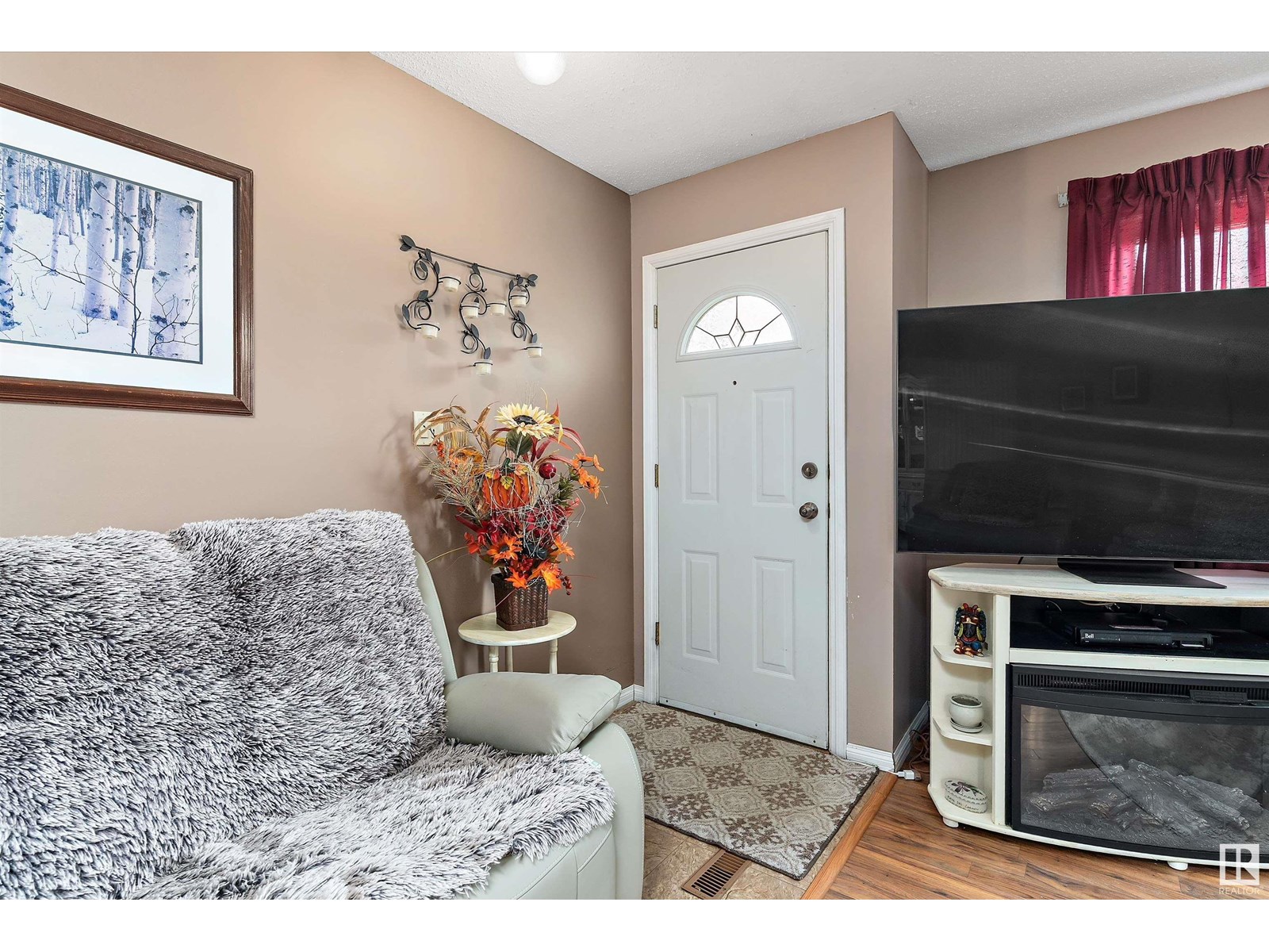 Photo 8 of 5611 142 Av Nw, Edmonton AB