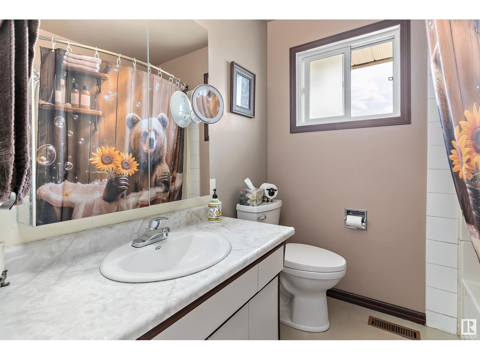 Photo 37 of 5611 142 Av Nw, Edmonton AB
