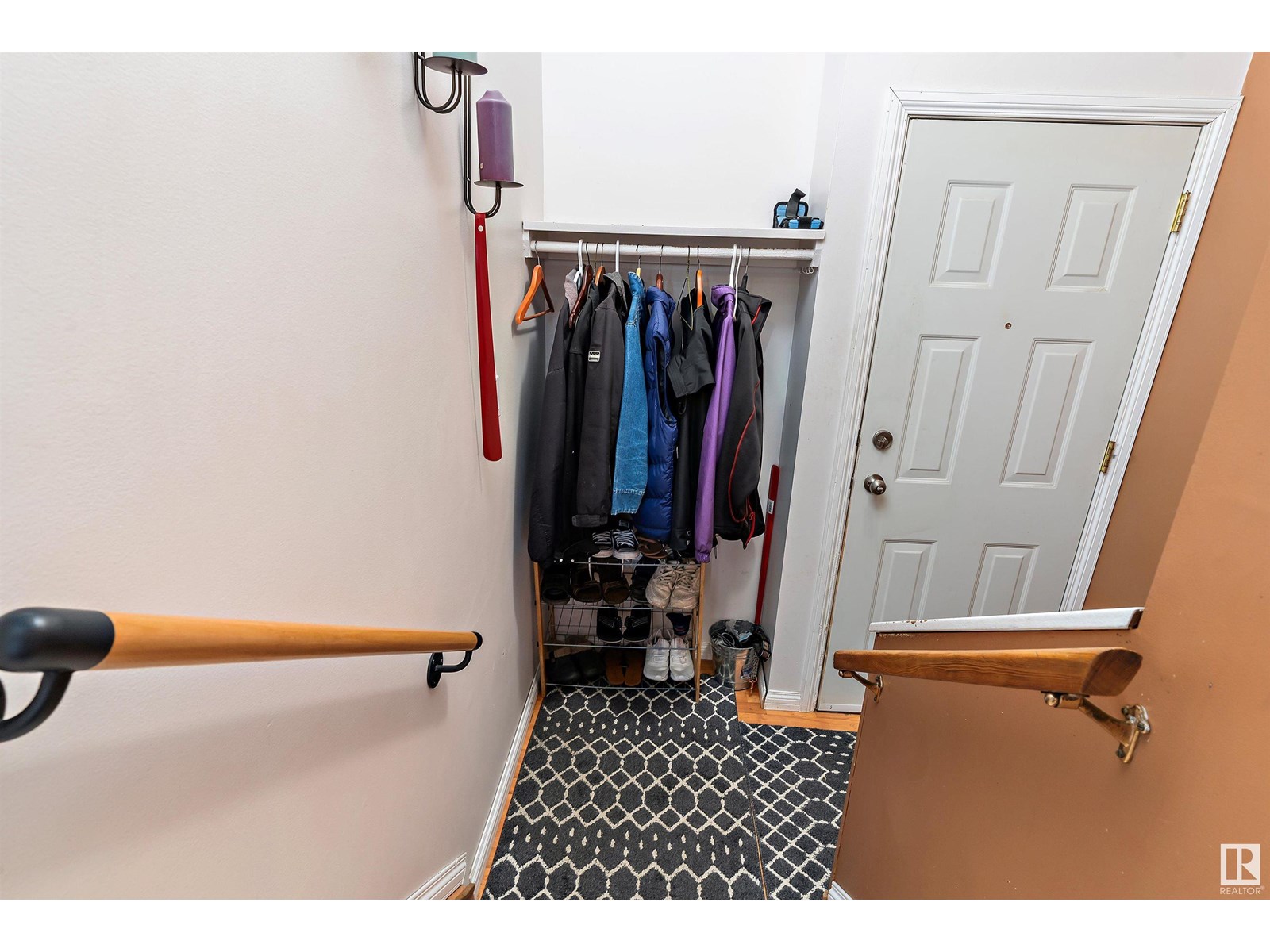 Photo 1 of 5611 142 Av Nw, Edmonton AB