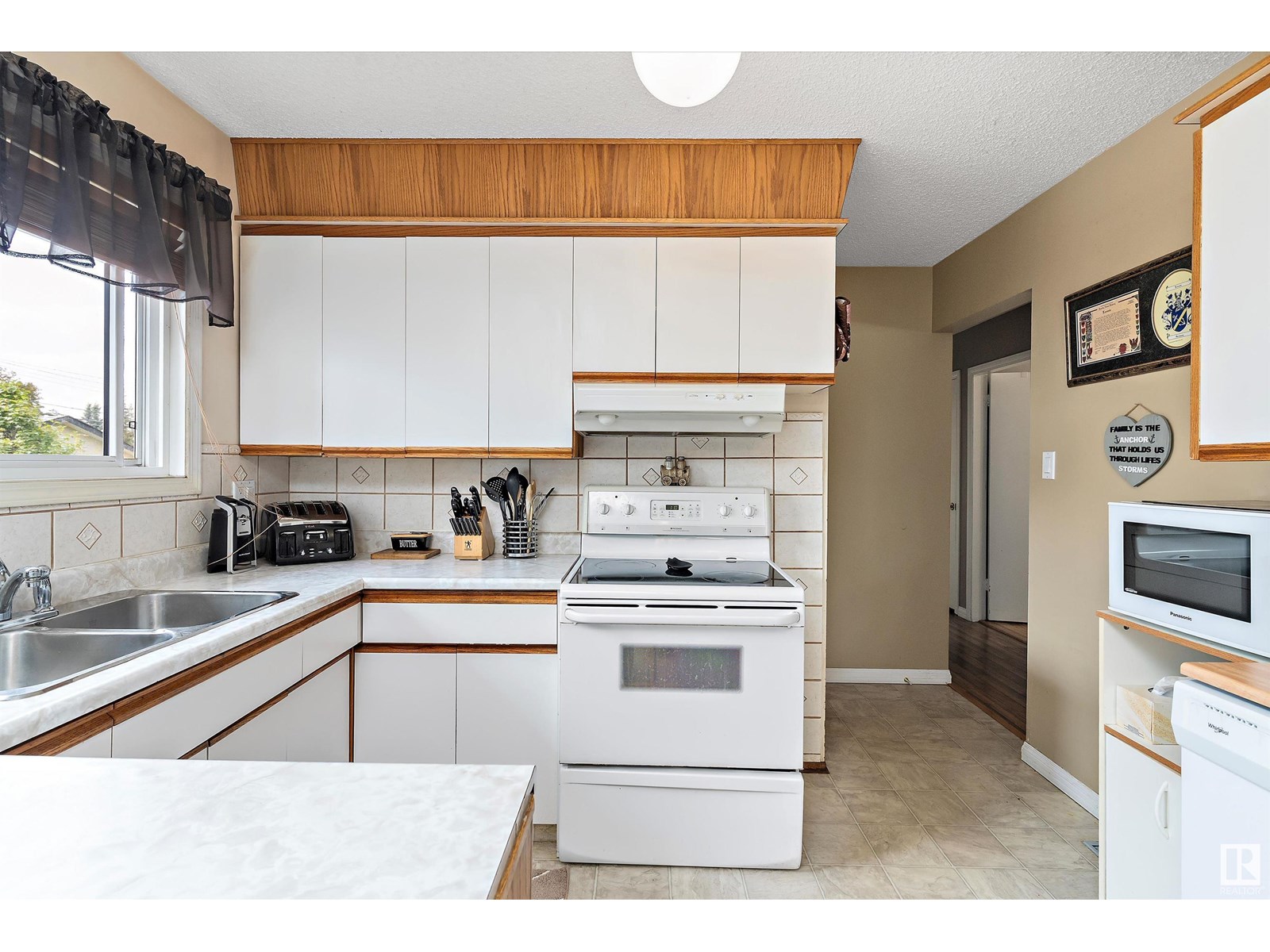 Photo 22 of 5611 142 Av Nw, Edmonton AB