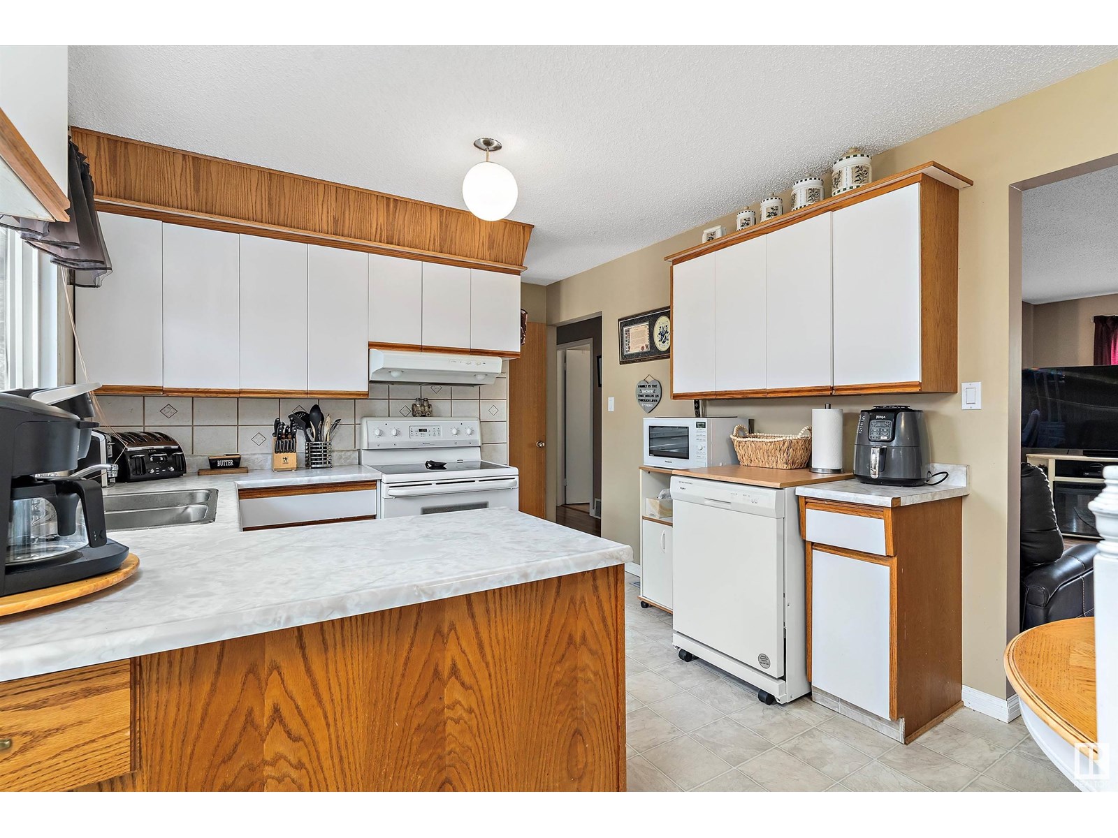 Photo 14 of 5611 142 Av Nw, Edmonton AB