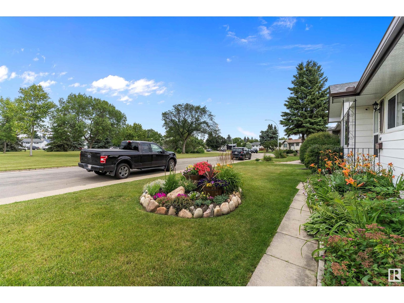 Photo 39 of 5611 142 Av Nw, Edmonton AB