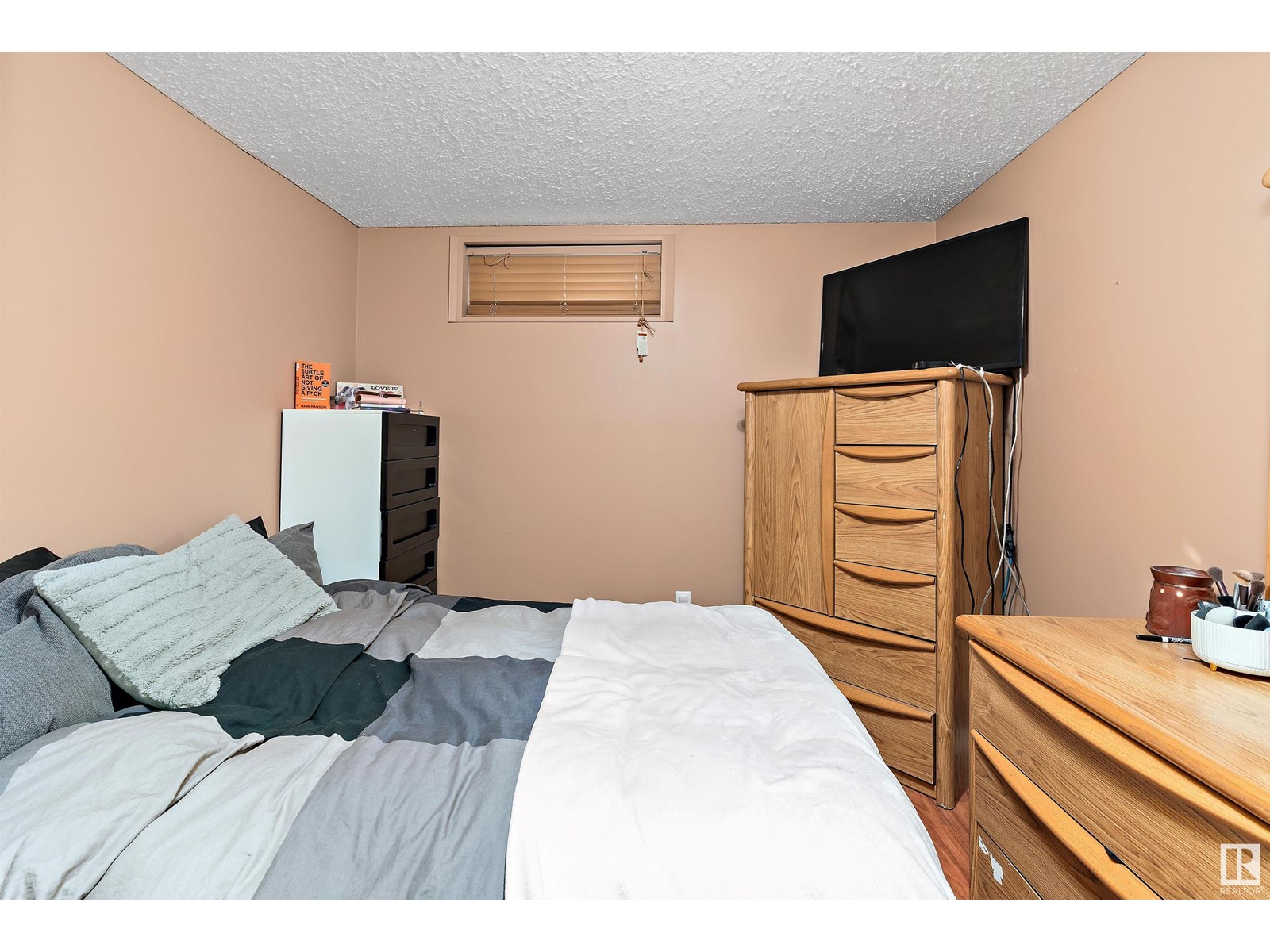Photo 15 of 5611 142 Av Nw, Edmonton AB
