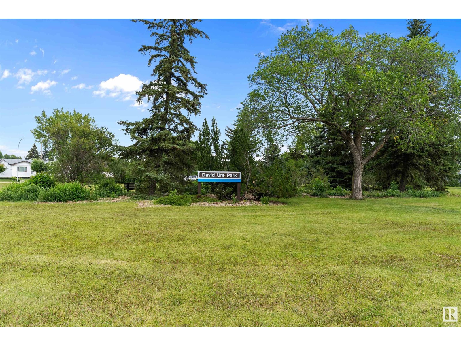 Photo 9 of 5611 142 Av Nw, Edmonton AB