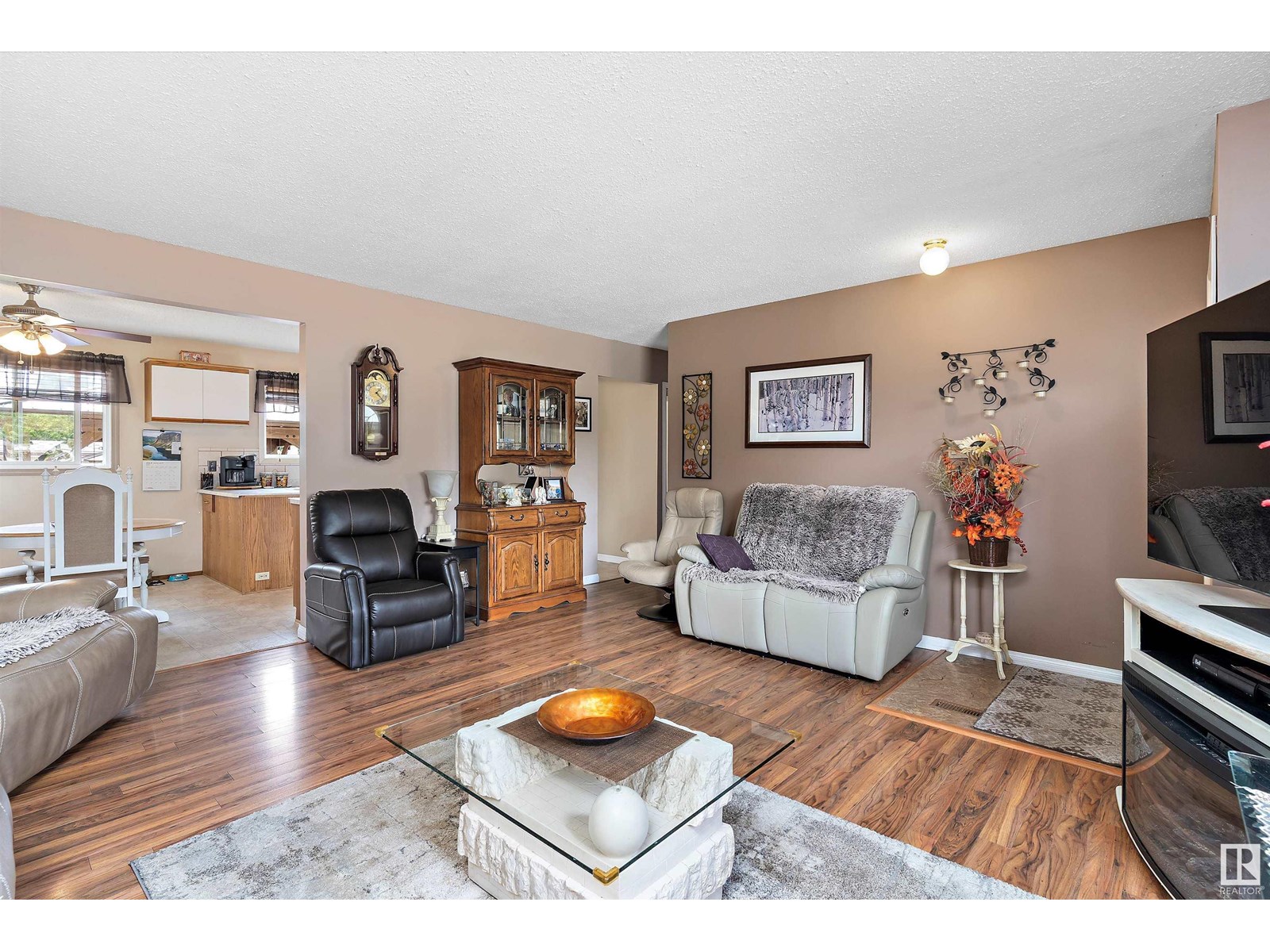 Photo 11 of 5611 142 Av Nw, Edmonton AB
