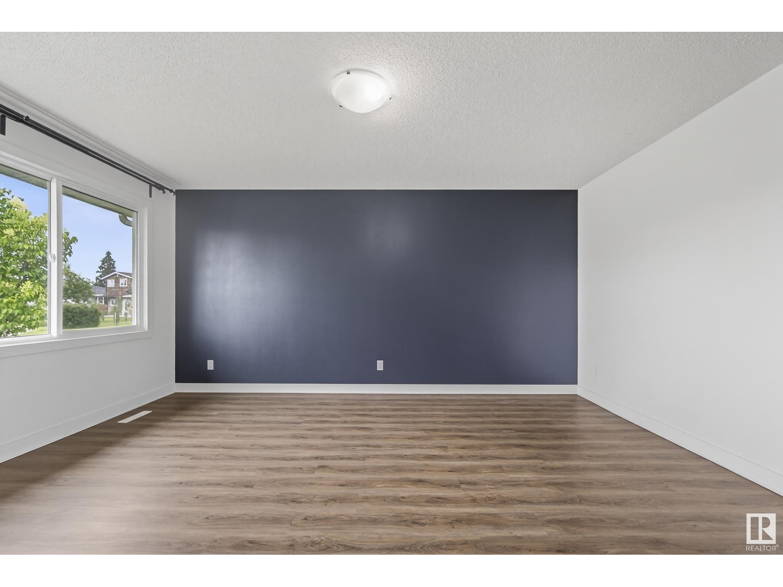 Photo 11 of 9015 135 A Av Nw, Edmonton AB