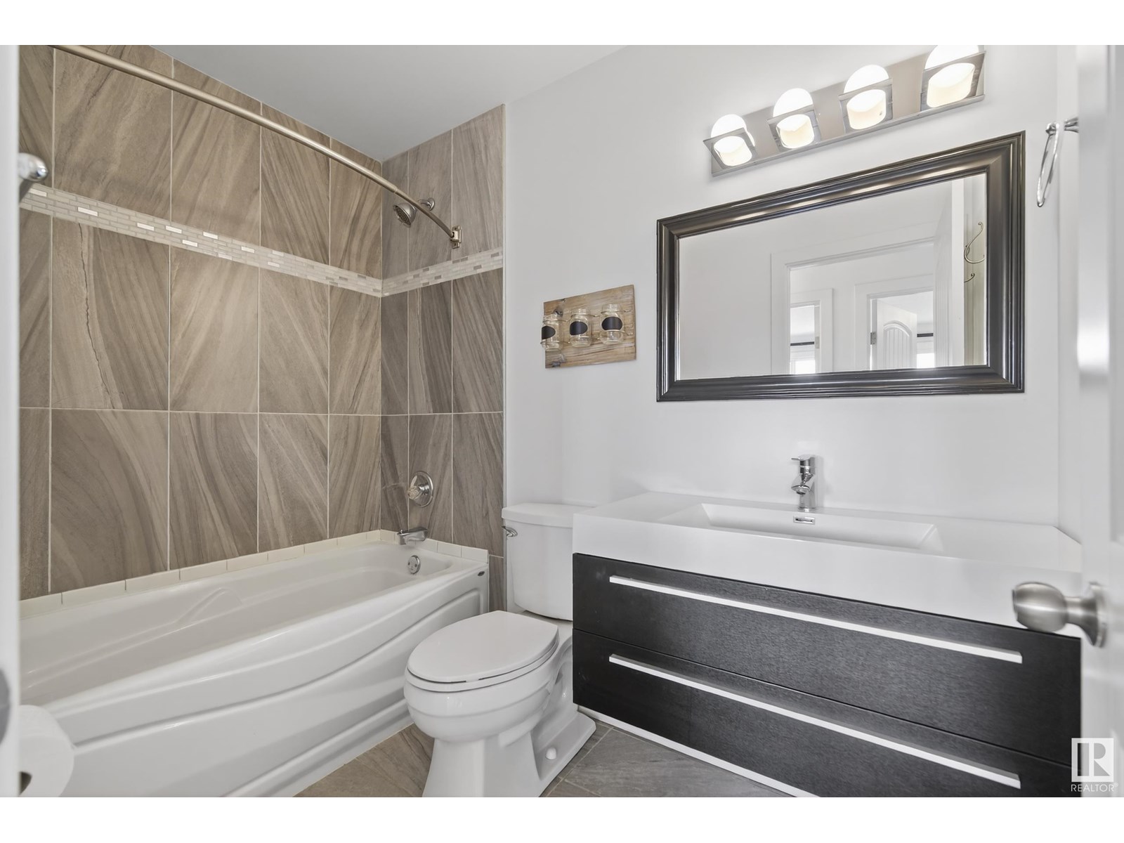 Photo 22 of 9015 135 A Av Nw, Edmonton AB