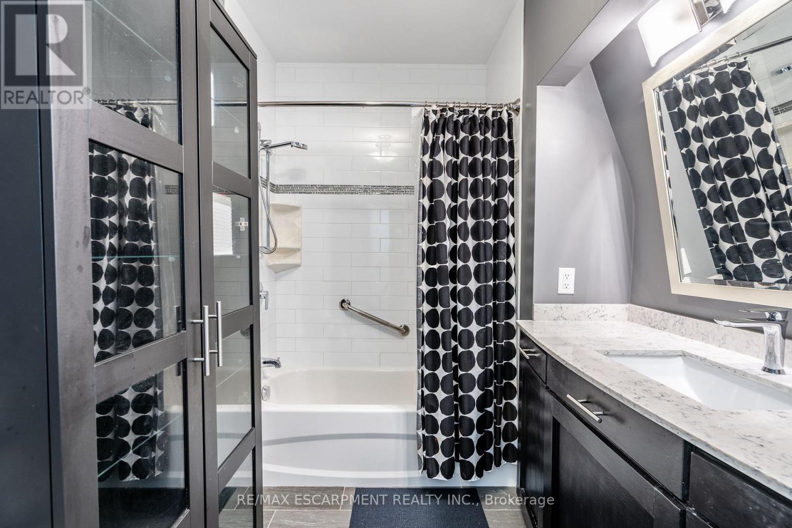 Photo 13 of 60 Inverness Avenue W, Hamilton ON
