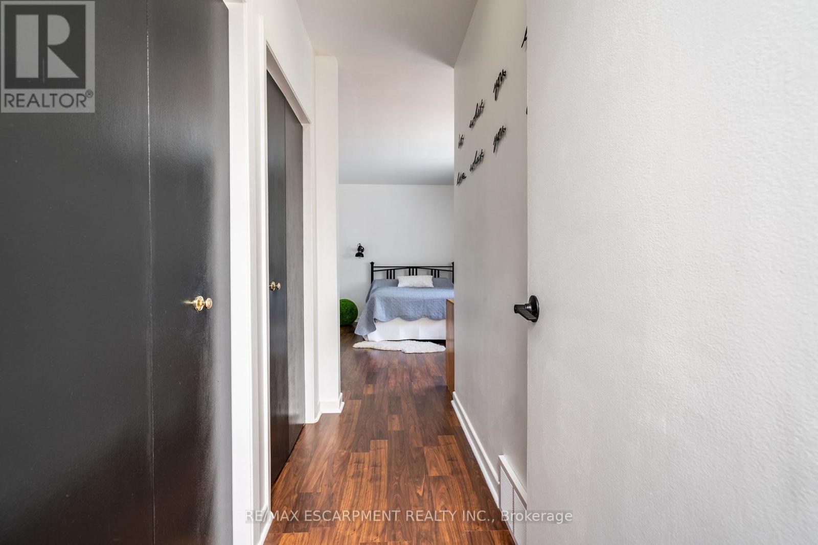 Photo 27 of 60 Inverness Avenue W, Hamilton ON
