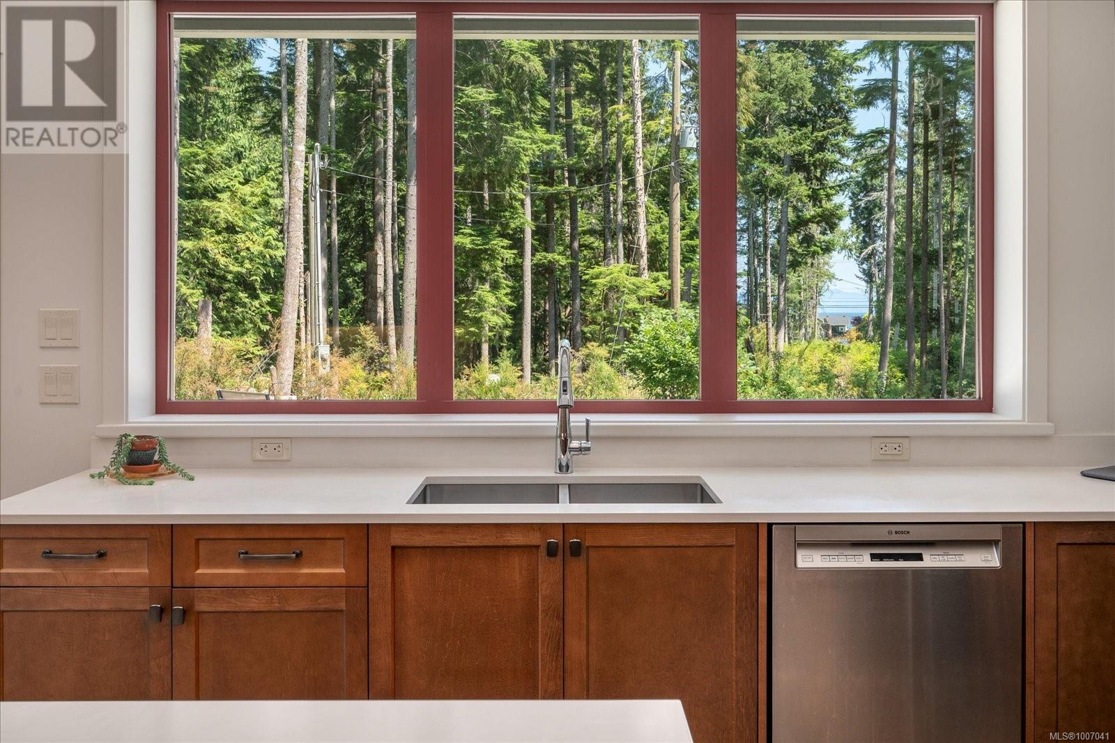 Photo 11 of 6208 Island Hwy W, Qualicum Beach BC