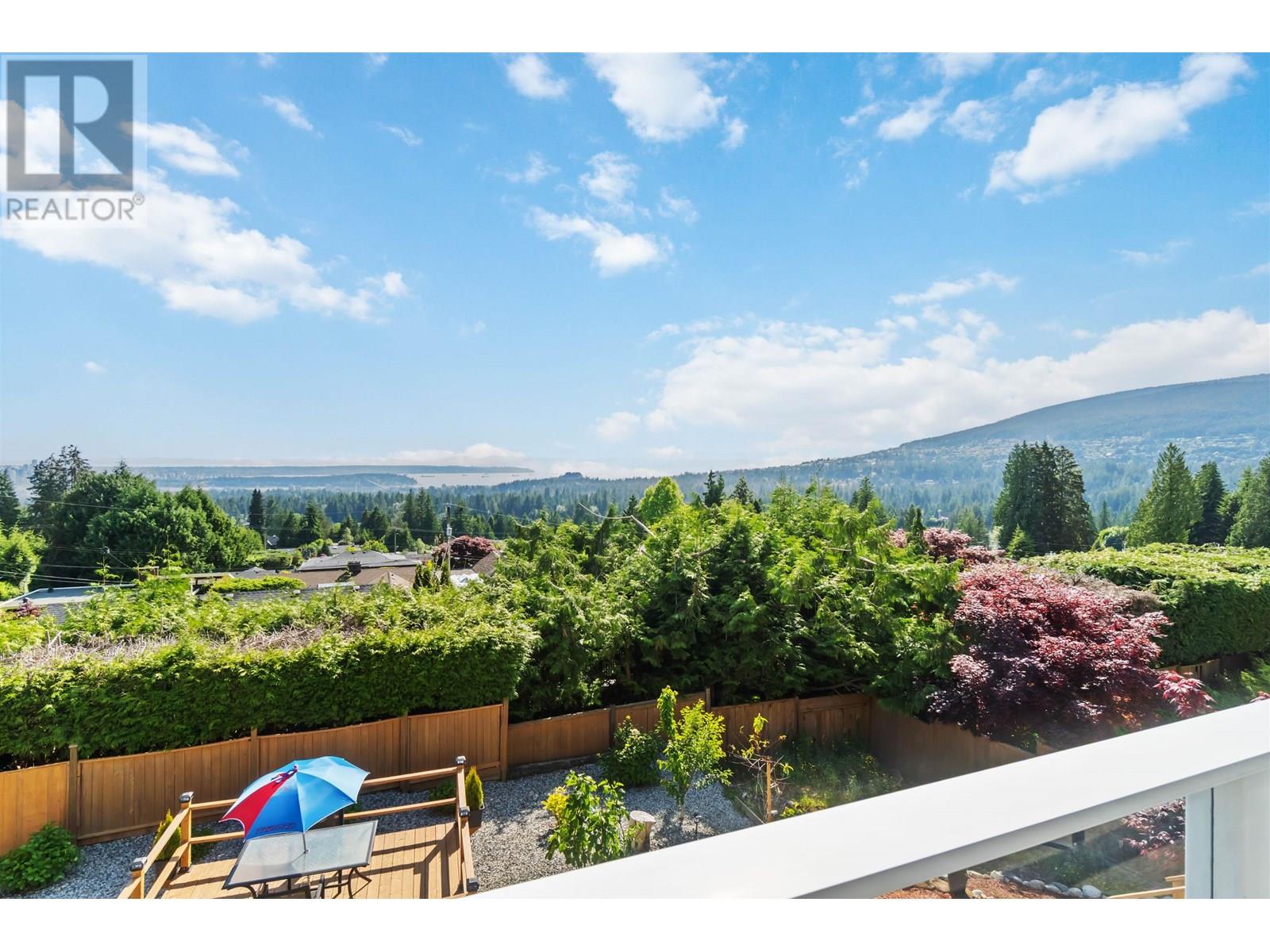 Photo 3 of 637 Alpine Court, North Vancouver BC
