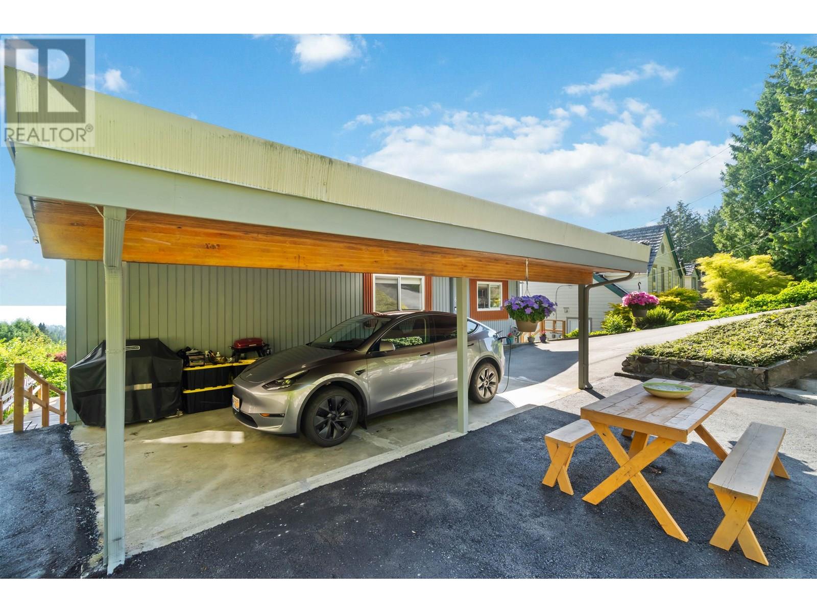 Photo 5 of 637 Alpine Court, North Vancouver BC