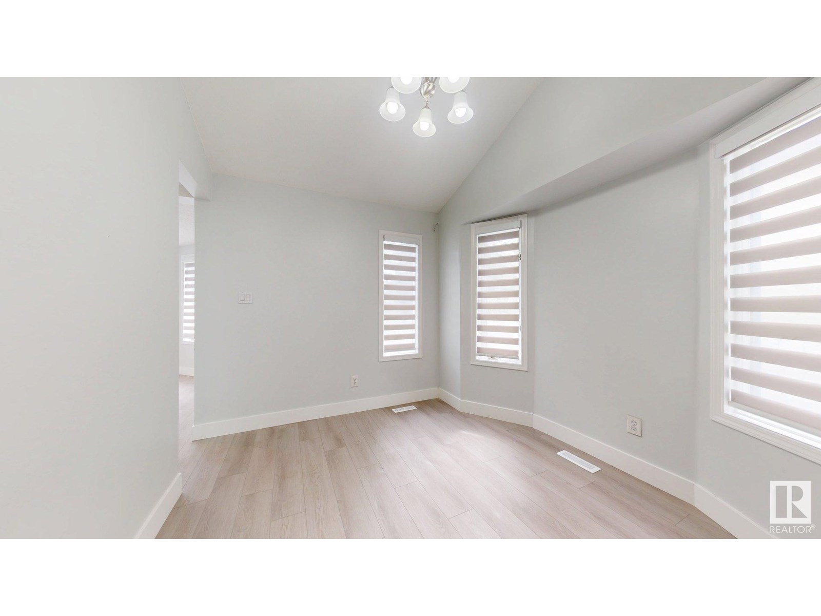 Photo 5 of 1415 49 A St Nw, Edmonton AB