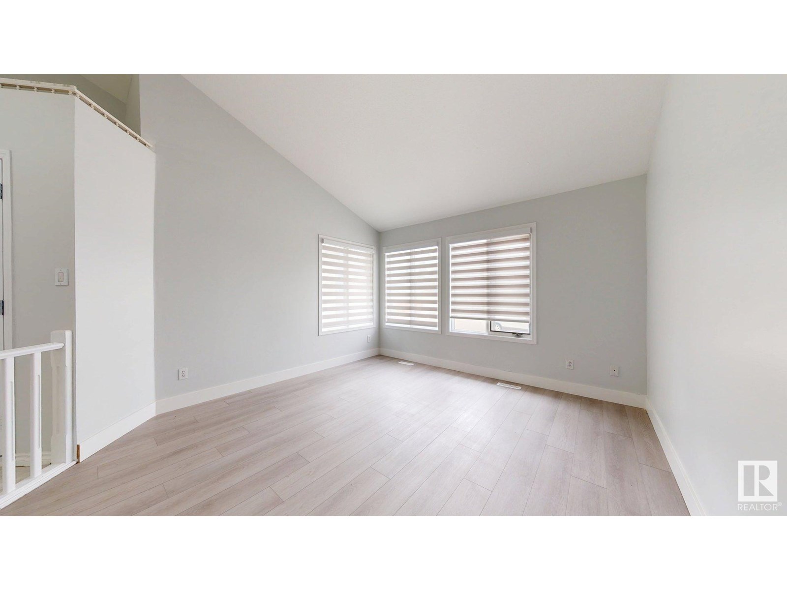 Photo 2 of 1415 49 A St Nw, Edmonton AB