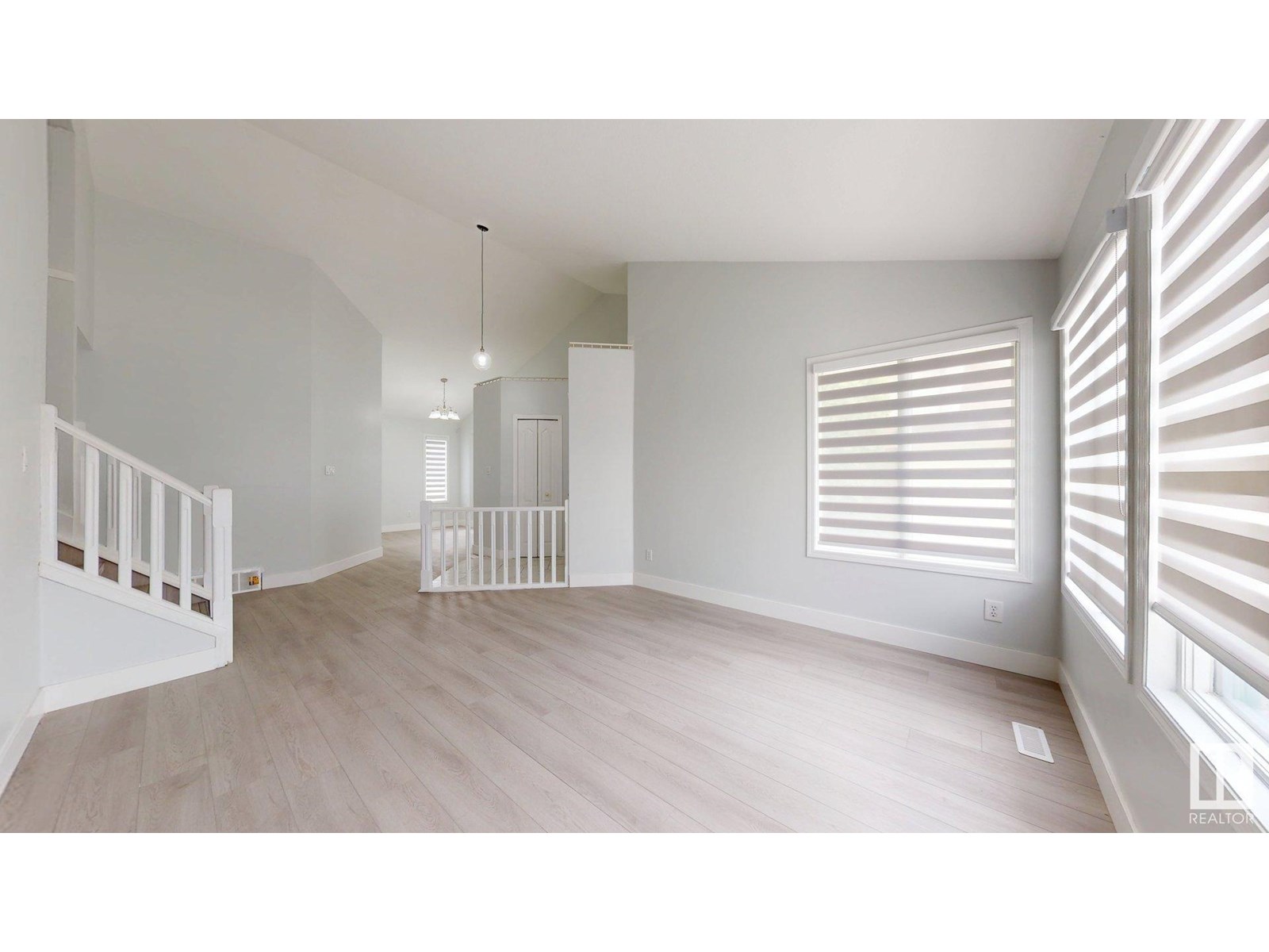 Photo 4 of 1415 49 A St Nw, Edmonton AB