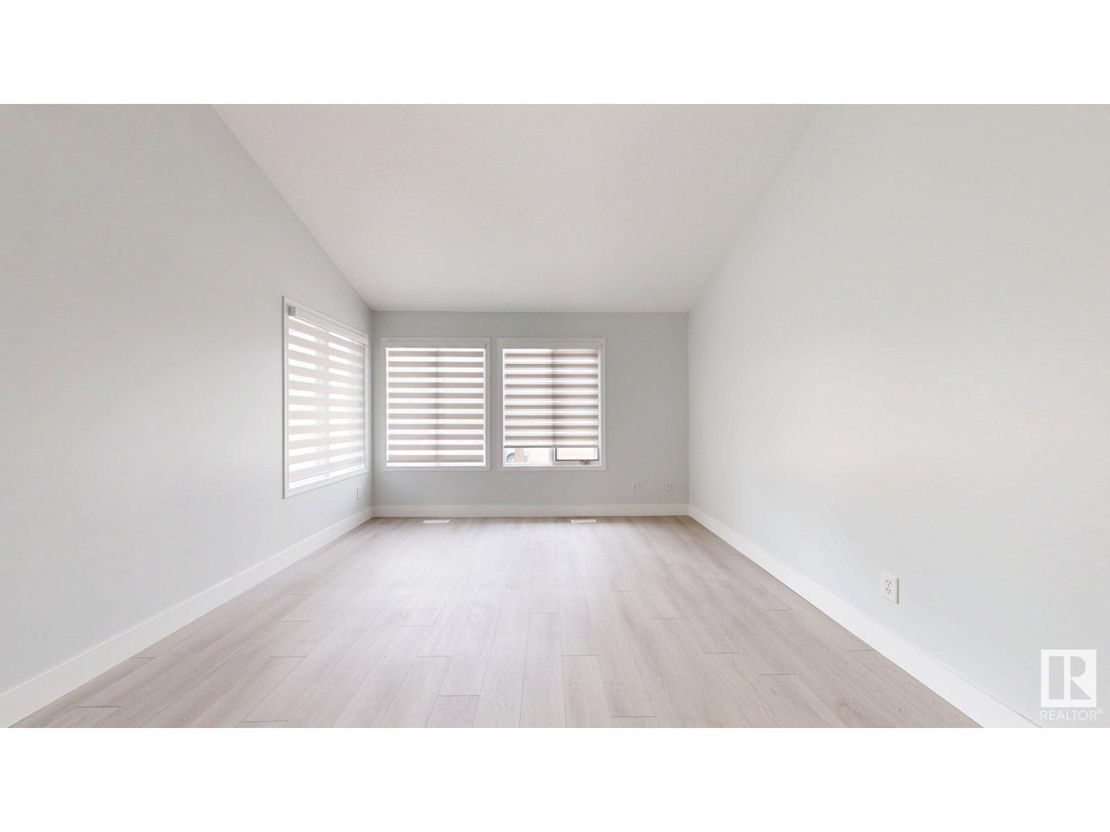 Photo 3 of 1415 49 A St Nw, Edmonton AB