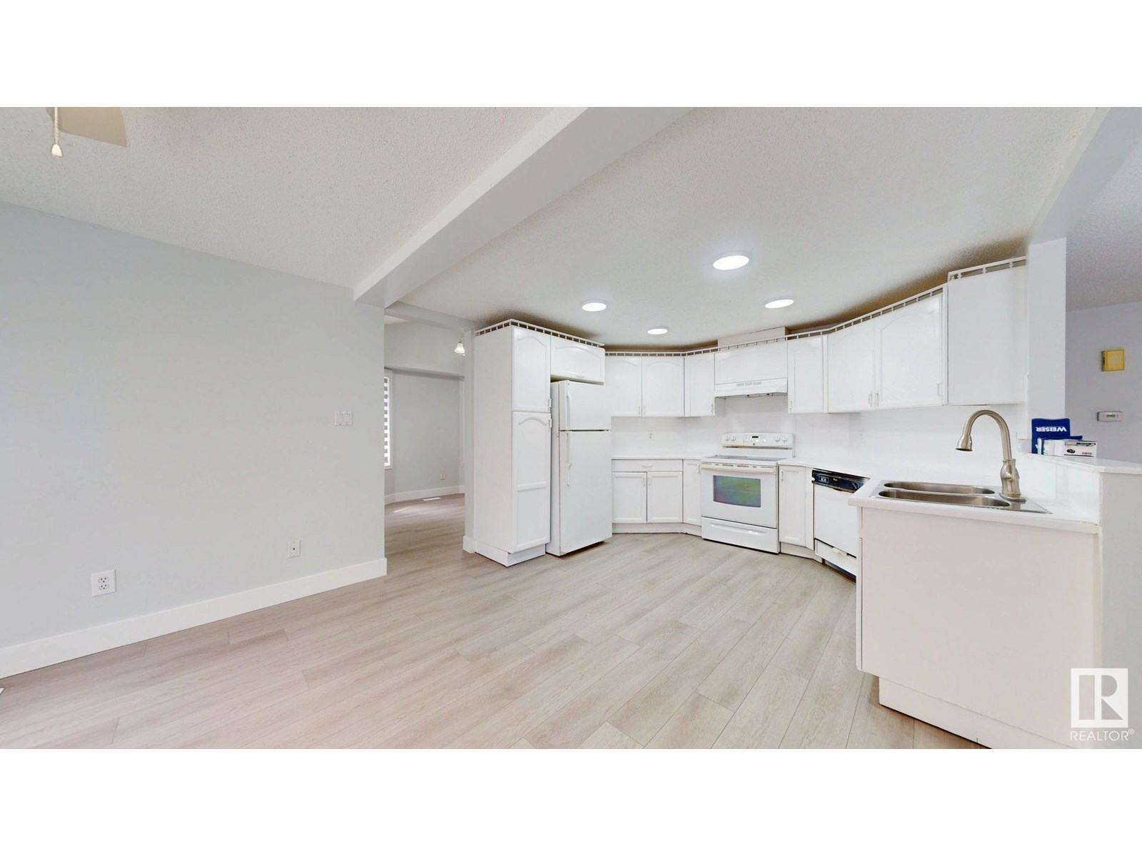 Photo 10 of 1415 49 A St Nw, Edmonton AB